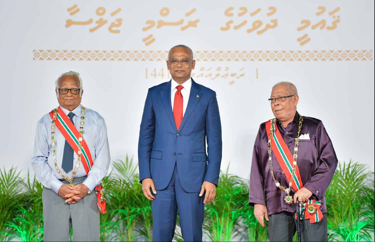 މާލެ: އޮކްޓޯބަރު 29، 2019: ދިވެހިރާއްޖޭގެ ގައުމީ ދުވަހުގެ ރަސްމިއްޔާތުގައި ނިޝާން އިއްޒުއްދީން އިއްޒަތުގެ ވެރިޔާގެ ލަގަބް ލިބިވަޑައިގެންނެވި ދިވެހި ބަހާއި ތާރީޚަށް ދިގު މުއްދަތެއްގައި ޚިދުމަތް ކުރެއްވި އަބްދުﷲ ސޯދިގު (ސޯދުބެ) އާއި ރާއްޖޭގެ ފުރަތަމަ އިންޖިނޭރު ހ.ހިކަރީ އަހުމަދު އާދަމް (ހިކަރީ) އާއިއެކު ރައީސް އިބްރާހިމް މުހައްމަދު ސޯލިހް ފޮޓޯއަކަށް ހުއްޓިވަޑައިގެން.--- ފޮޓޯ: ހުސައިން ވަހީދު /މިހާރު
