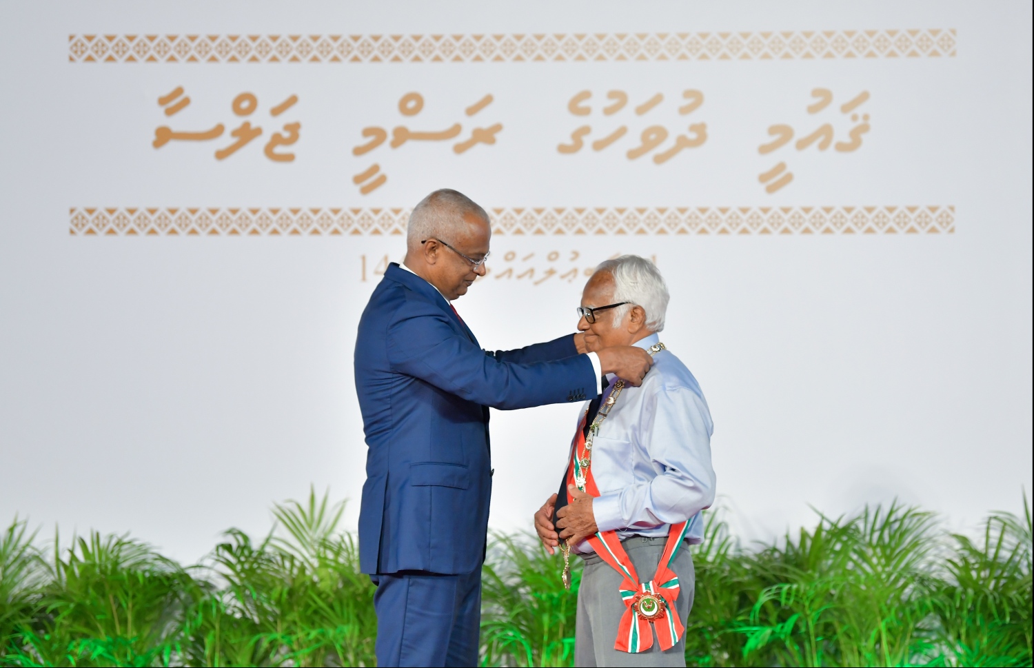 މާލެ: އޮކްޓޯބަރު 29، 2019: ދިވެހިރާއްޖޭގެ ގައުމީ ދުވަހުގެ ރަސްމިއްޔާތުގައި ނިޝާން އިއްޒުއްދީން އިއްޒަތުގެ ވެރިޔާގެ ލަގަބް ލިބިވަޑައިގެންނެވި ރާއްޖޭގެ ފުރަތަމަ އިންޖިނޭރު ހ.ހިކަރީ އަހުމަދު އާދަމް (ހިކަރީ)އަށް ރައީސް އިބްރާހިމް މުހައްމަދު ސޯލިހް، ލަގަބު އަރުވަނީ.--- ފޮޓޯ: ހުސައިން ވަހީދު /މިހާރު
