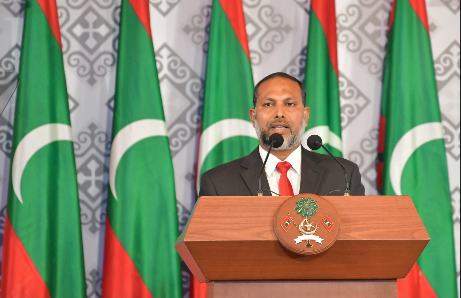 މާލެ: އޮކްޓޯބަރު 29، 2019: ދިވެހިރާއްޖޭގެ ގައުމީ ދުވަހުގެ ރަސްމިއްޔާތުގައި ހޯމް މިނިސްޓަރު އިމްރާން އަބްދުﷲ ވާހަކަދައްކަވަނީ.--- ފޮޓޯ: ހުސައިން ވަހީދު /މިހާރު