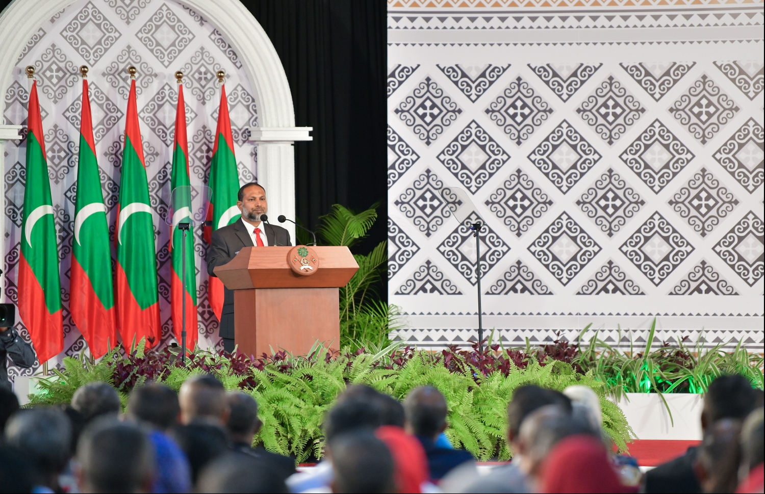 މާލެ: އޮކްޓޯބަރު 29، 2019: ދިވެހިރާއްޖޭގެ ގައުމީ ދުވަހުގެ ރަސްމިއްޔާތުގައި ހޯމް މިނިސްޓަރު އިމްރާން އަބްދުﷲ ވާހަކަދައްކަވަނީ.--- ފޮޓޯ: ހުސައިން ވަހީދު /މިހާރު