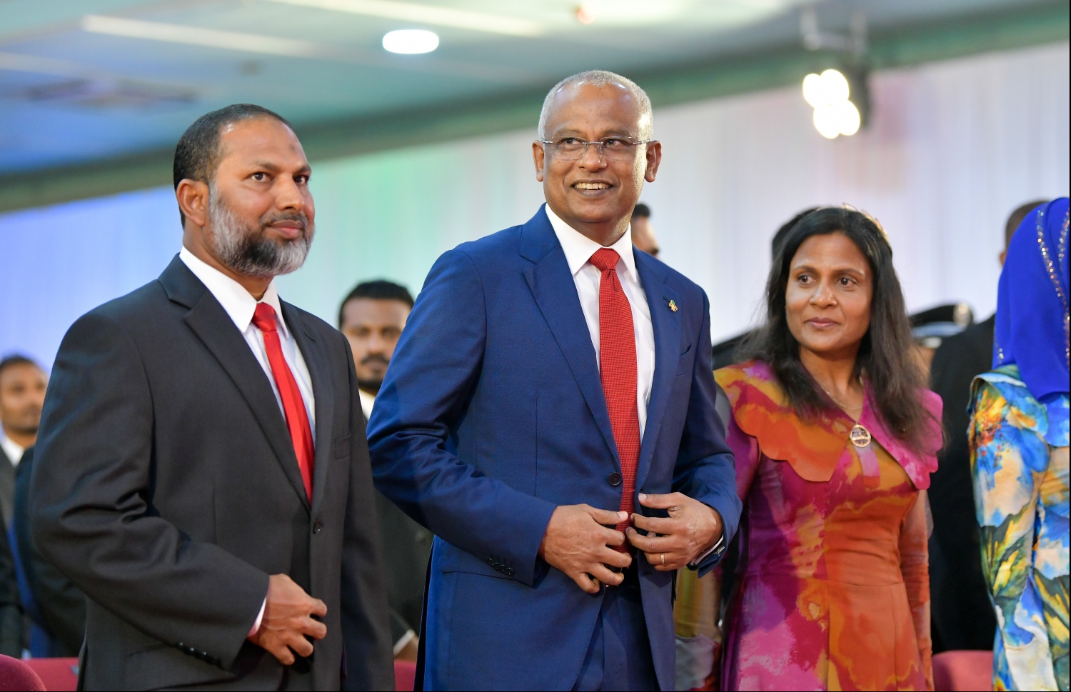 މާލެ: އޮކްޓޯބަރު 29، 2019: ދިވެހިރާއްޖޭގެ ގައުމީ ދުވަހުގެ ރަސްމިއްޔާތުގައި ރައީސް އިބްރާހިމް މުހައްމަދު ސޯލިހް، އަނބިކަނބަލުން ފަޒްނާ އަދި ހޯމް މިނިސްޓަރު އިމްރާން އަބްދުﷲ ބައިވެރިވެވަޑައިގަންނަވަނީ.--- ފޮޓޯ: ހުސައިން ވަހީދު /މިހާރު