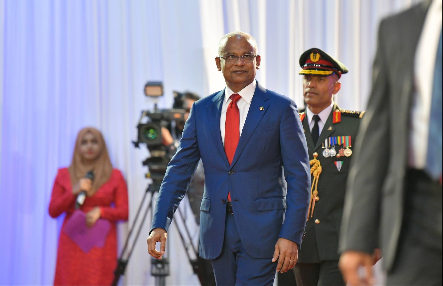 މި އަހަރުގެ ގައުމީ ދުވަހުގެ މުނާސަބަތުގައި ދަރުބާރުގޭގައި މިރޭ ބޭއްވި ޖަލްސާ އަށް ރައީސް އިބްރާހިމް މުހައްމަދު ސޯލިހް ވަދެވަޑައިގަންނަވަނީ.---ފޮޓޯ: ހުސައިން ވަހީދު/މިހާރު