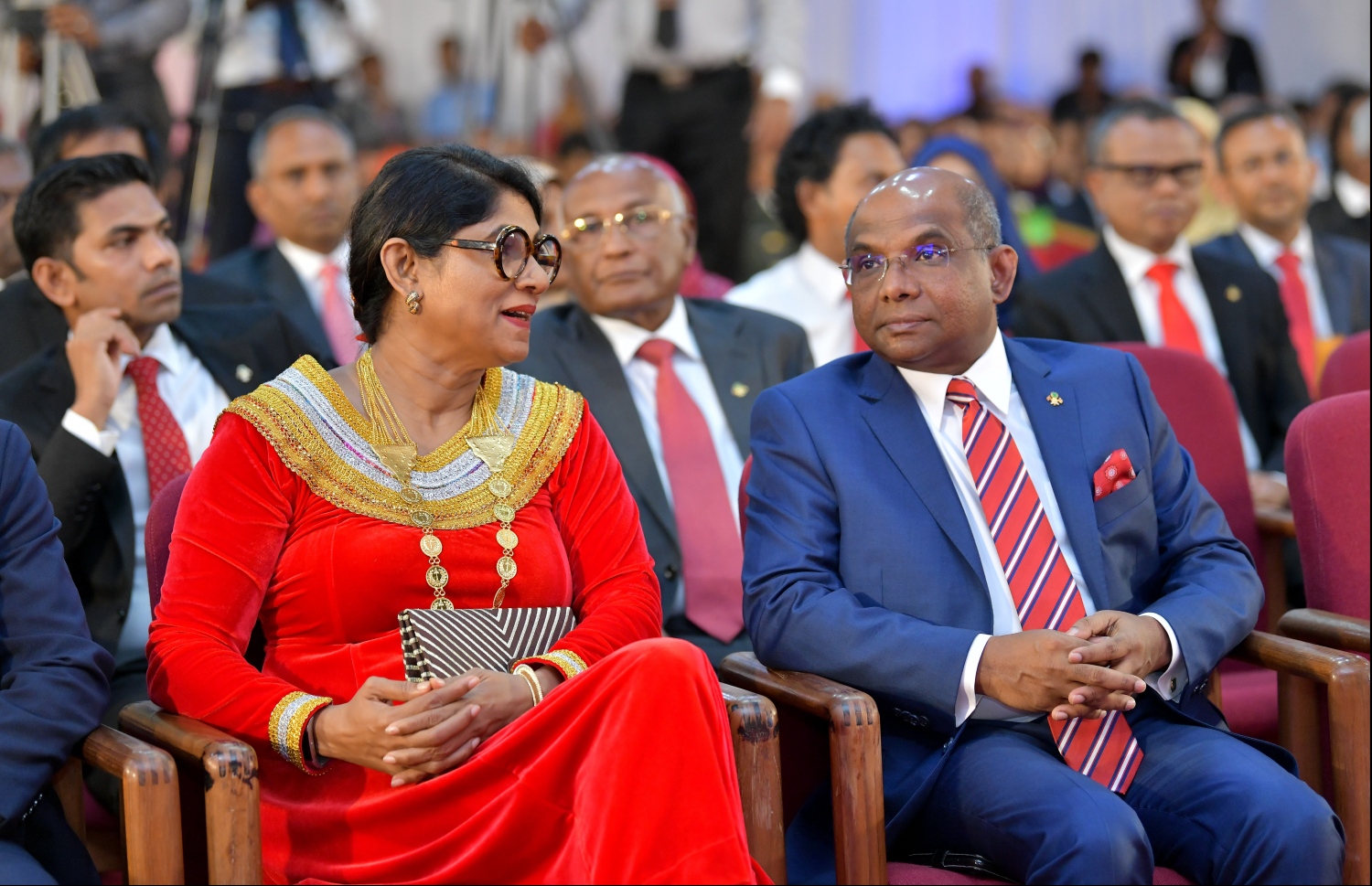 މާލެ: އޮކްޓޯބަރު 29، 2019: ދިވެހިރާއްޖޭގެ ގައުމީ ދުވަހުގެ ރަސްމިއްޔާތުގައި ޑިފެންސް މިނިސްޓަރު މާރިޔާ އަދި ފޮރިން މިނިސްޓަރު އަބްދުﷲ ޝާހިދު ބައިވެރިވެވަޑައިގަންނަވަނީ.--- ފޮޓޯ: ހުސައިން ވަހީދު /މިހާރު