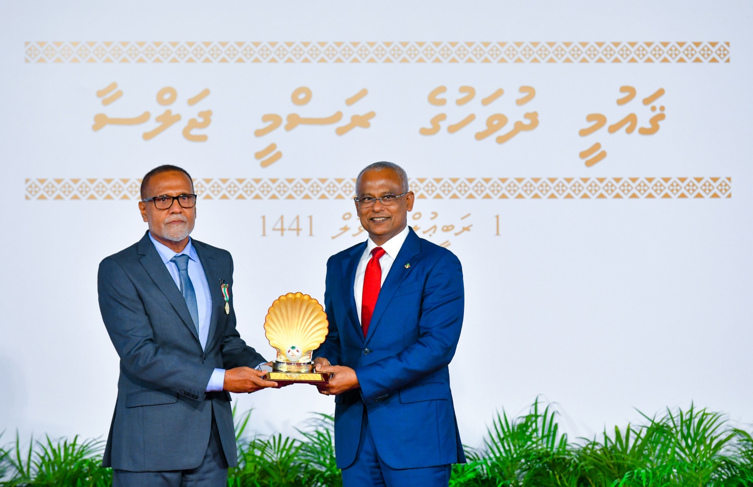 އަނީސާގެ ދަރިކަލުން ސައްޔިދު އަލީ (ވ) އަށް ރައީސް އިބްރާހިމް މުހައްމަދު ސޯލިހު ޝަރަފްވެރިކަމުގެ ގައުމީ އިނާމް ދެއްވަނީ. --ފޮޓޯ: ރައީސް އޮފީސް