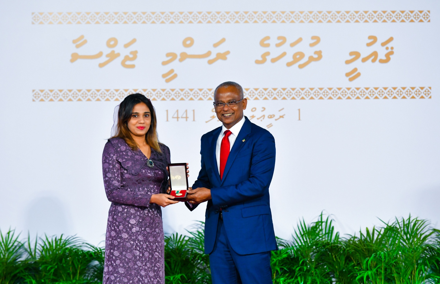 ސައްޔިދު ހަސަންގެ ދަރިކަލުންނަށް ރައީސް އިބްރާހިމް ސޯލިހު (ކ) ގައުމީ އިނާމް ހަވާލުކުރައްވަނީ. --ފޮޓޯ: ރައީސް އޮފީސް