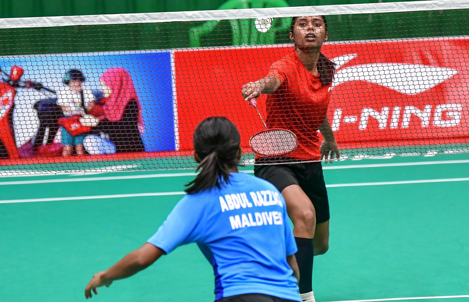 އަންހެން ސިންގަލްސް މެޗުގެ ތެރެއިން ނަބާހާ ބޯޅަ ފޮނުވާލަނީ. -- ފޮޓޯ: ނިޝާން އަލީ/ މިހާރު