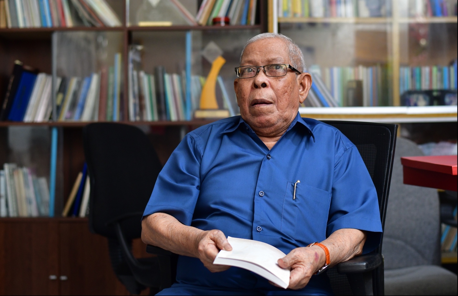 ސޯދުބެ "މިހާރު" އަށް އިންޓަވިއުދެއްވަނީ: މިހާރު ވެސް ގަވާއިދުން ފޮތްފޮތާއި ނޫސް ވިދާޅުވޭ. --ފޮޓޯ: ހުސެއިން ވަހީދު/ މިހާރު