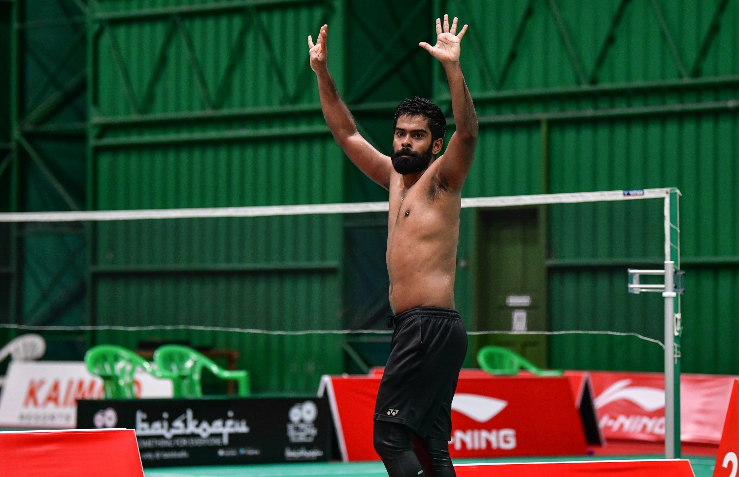 ފައިނަލް މެޗަށް ފަހު ސަޕޯޓަރުން ކުރިމަތީގައި ޖޯޒީ ބާލައިގެން އަޖުފާން އުފާފާޅުކުރަނީ--. ފޮޓޯ: ނިޝާން އަލީ/ މިހާރު