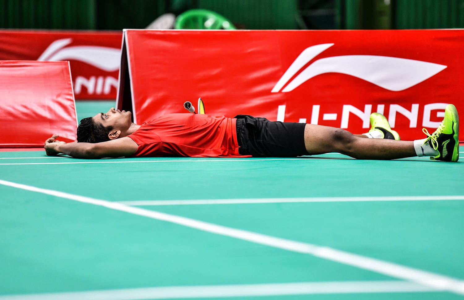 ފައިނަލް މެޗުގެ ފަހު ސެޓުގެ ތެރެއިން ނިބާލް ކޯޓު މަތީގައި އޮށޯވެލައިގެން. -- ފޮޓޯ: ނިޝާން އަލީ/ މިހާރު