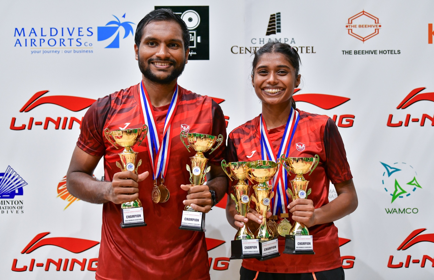 ގައުމީ މުބާރާތުގެ ޗެމްޕިއަންކަން ހޯދުމަށް ފަހު ނަބާހާ އާއި ޒަޔާން ތަށި ހިފައިގެން. -- ފޮޓޯ: ނިޝާން އަލީ/ މިހާރު