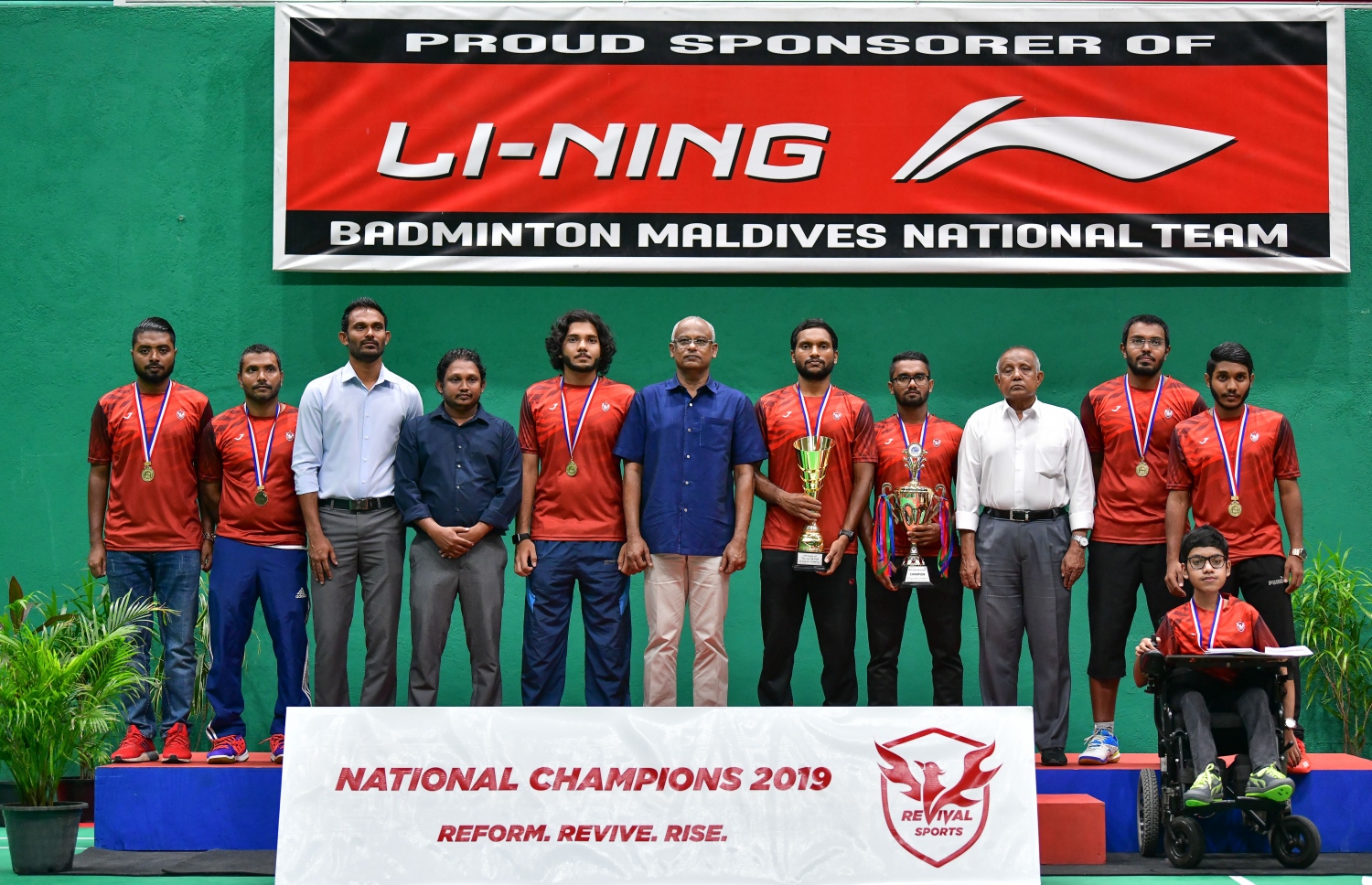 ޓީމް އިވެންޓުގެ ޗެމްޕިއަންކަން ހޯދި ރިވައިވަލް ސްޕޯޓްސްގެ ކުޅުންތެރިންނާއި ރައީސް އިބްރާހިމް މުހައްމަދު ސޯލިހުގެ އިތުރުން ބެޑްމިންޓަން އެސޯސިއޭޝަންގެ ބައެއް އިސްވެރިން ފޮޓޯ އަކަށް ހުއްޓިލައިގެން. -- ފޮޓޯ: ނިޝާން އަލީ/ މިހާރު