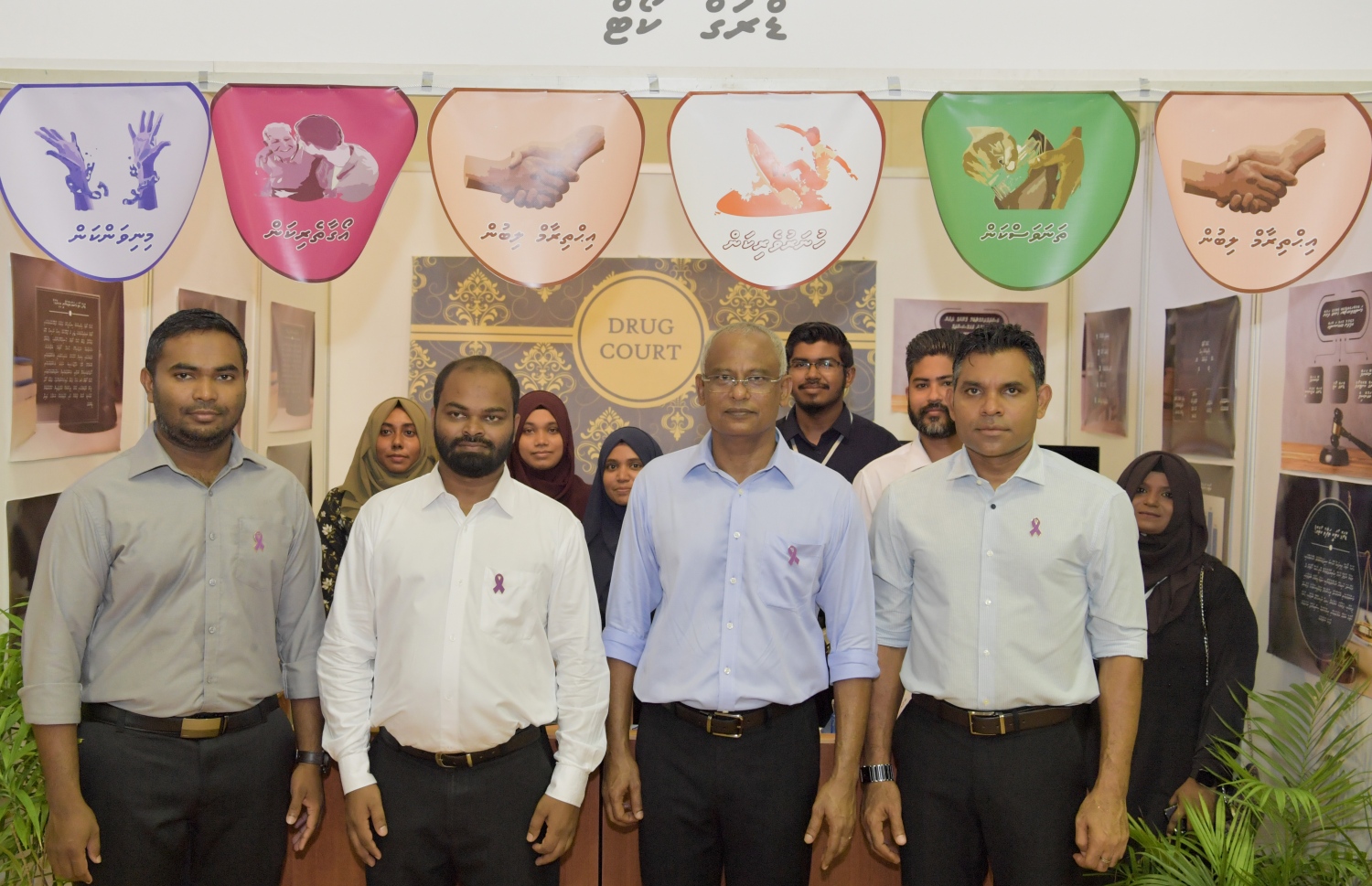 ޑްރަގް ކޯޓުގެ ފަނޑިޔާރު މަހާޒް (ވ) ރައީސް އިބްރާހިމް މުހައްމަދު ސޯލިހާއި ނައިބު ރައީސް ފައިސަލް ނަސީމާ އެކު --- ފޮޓޯ: ރައީސް އޮފީސް