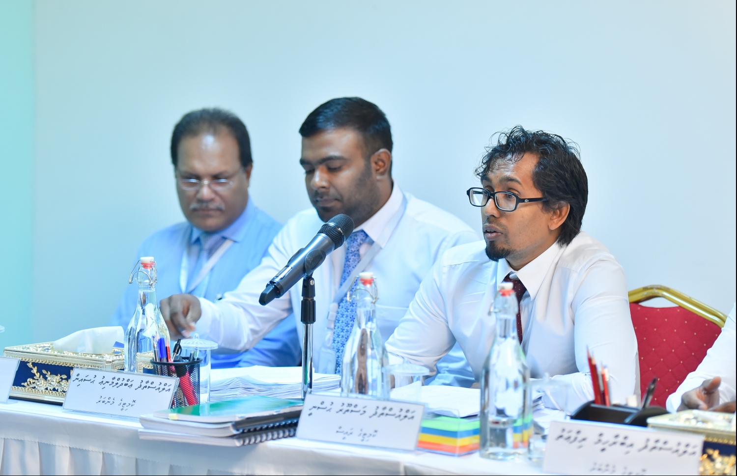 ފަނޑިޔާރު އާދަމް މުހައްމަދުގެ މައްސަ ބަލަން ޖޭއެސްސީން އެކުލަވައިލި ކޮމިޓީގެ މެމްބަރުން.---ފޮޓޯ:ހުސައިން ވަހީދު/މިހާރު