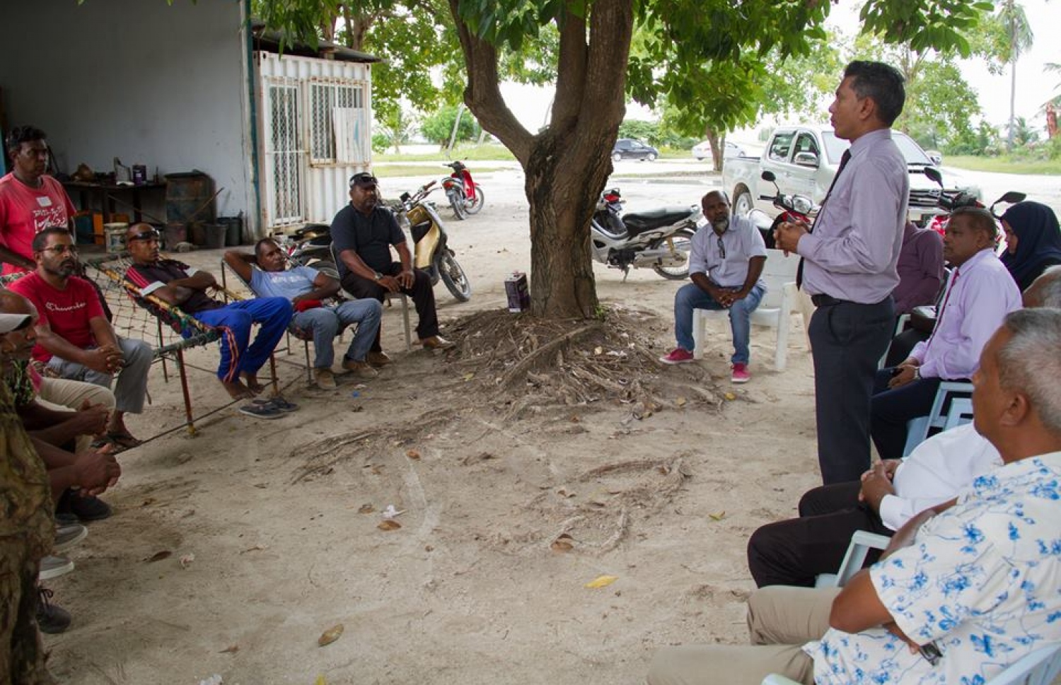 ކައުންސިލުން އައްޑޫގެ ޕަބްލިކް ވޯކްސްގެ މުވައްޒަފުންތަކާ އެކު ބޭއްވި ބައްދަލުވުމެއްގެ ތެރެއިން.