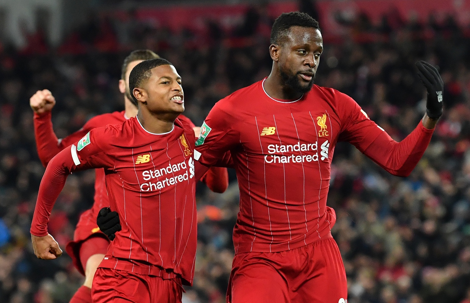 ލަނޑު ޖެހުމަށް ފަހު ލިވަޕޫލްގެ އޮރީގީ (ކ) އެ ޓީމުގެ ބްރޫސްޓާއާ އެކު އުފާފާޅުކުރަނީ. -- ފޮޓޯ: އޭއެފްޕީ