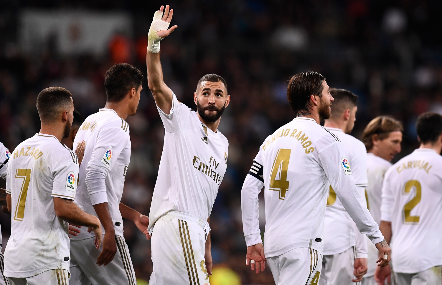 ރޭގެ މެޗުގައި މޮޅު ކުޅުމެއް ދެއްކި ބެންޒެމާ (މ) ލަނޑު ޖެހުމަށް ފަހު އުފާފާޅުކުރަނީ. -- ފޮޓޯ: އޭއެފްޕީ