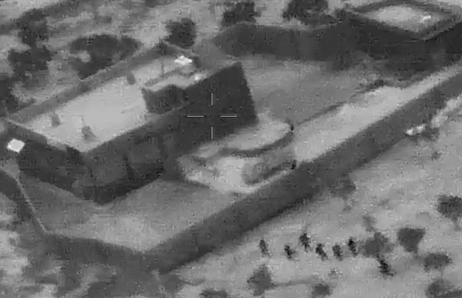 ބަޣުދާދީ ހުރި ކަމްޕައުންޑާ ދިމާލާ އެމެރިކާގެ ކޮމާންޑޯ އިން ދަނީ. --ފޮޓޯ:އޭއެފްޕީ