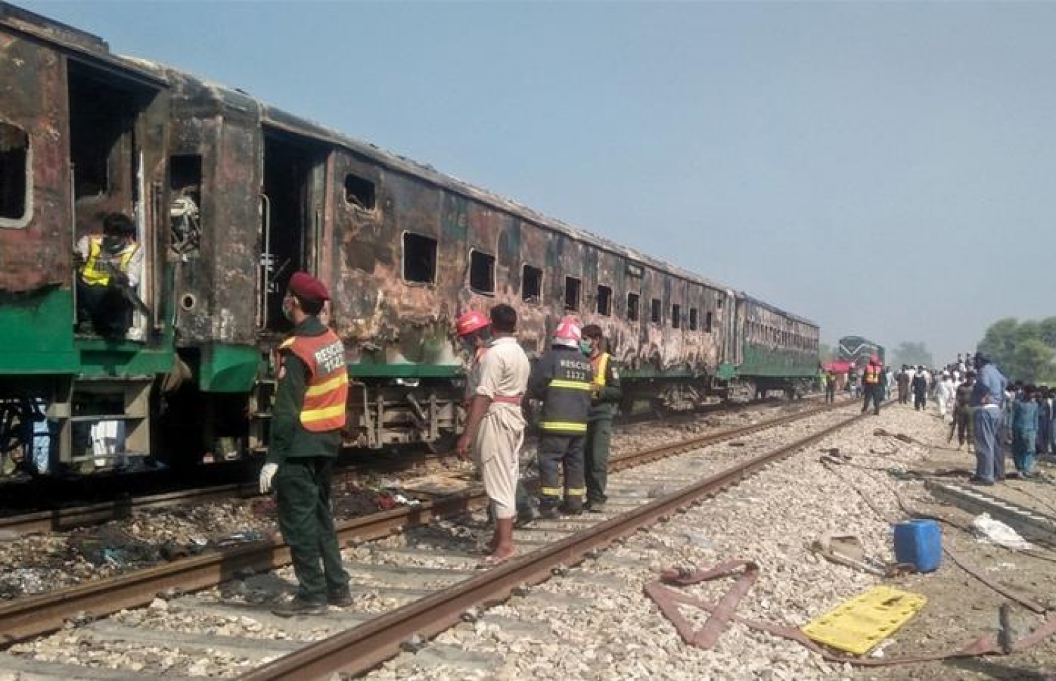 އަލިފާނުގެ ހާދިސާގައި ރޭލުގެ ތިން ކޯޗު ވަނީ އަނދާފައި. --ފޮޓޯ:އޭއެފްޕީ