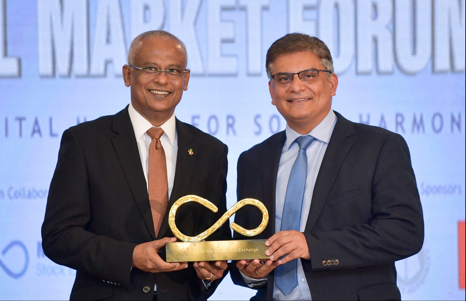 ކުރުނބާ މޯލްޑިވްސް ރިސޯޓް: އޮކްޓޯބަރު 31، 2019: ކެޕިޓަލް މާކެޓް ޑެވެލޮޕްމަންޓް އޮތޮރިޓީ (ސީއެމްޑީއޭ) އާއި މޯލްޑިވްސް ސްޓޮކް އެކްސްޗޭންޖް ގުޅިގެން ބޭއްވި "ކެޕިޓަލް މާކެޓް ފޯރަމް 2019"ގައި ކެޕިޓަލް މާކެޓްގައި ހިއްސާވާ ފަރާތްތަކުގެ އަގުވަޒަންކުރުމުގެ ގޮތުން ދޭ އެވޯޑު، ރައީސް އިބްރާހިމް މުހައްމަދު ސޯލިހް ހަވާލުކުރައްވަނީ..--- ފޮޓޯ: ހުސައިން ވަހީދު /މިހާރު