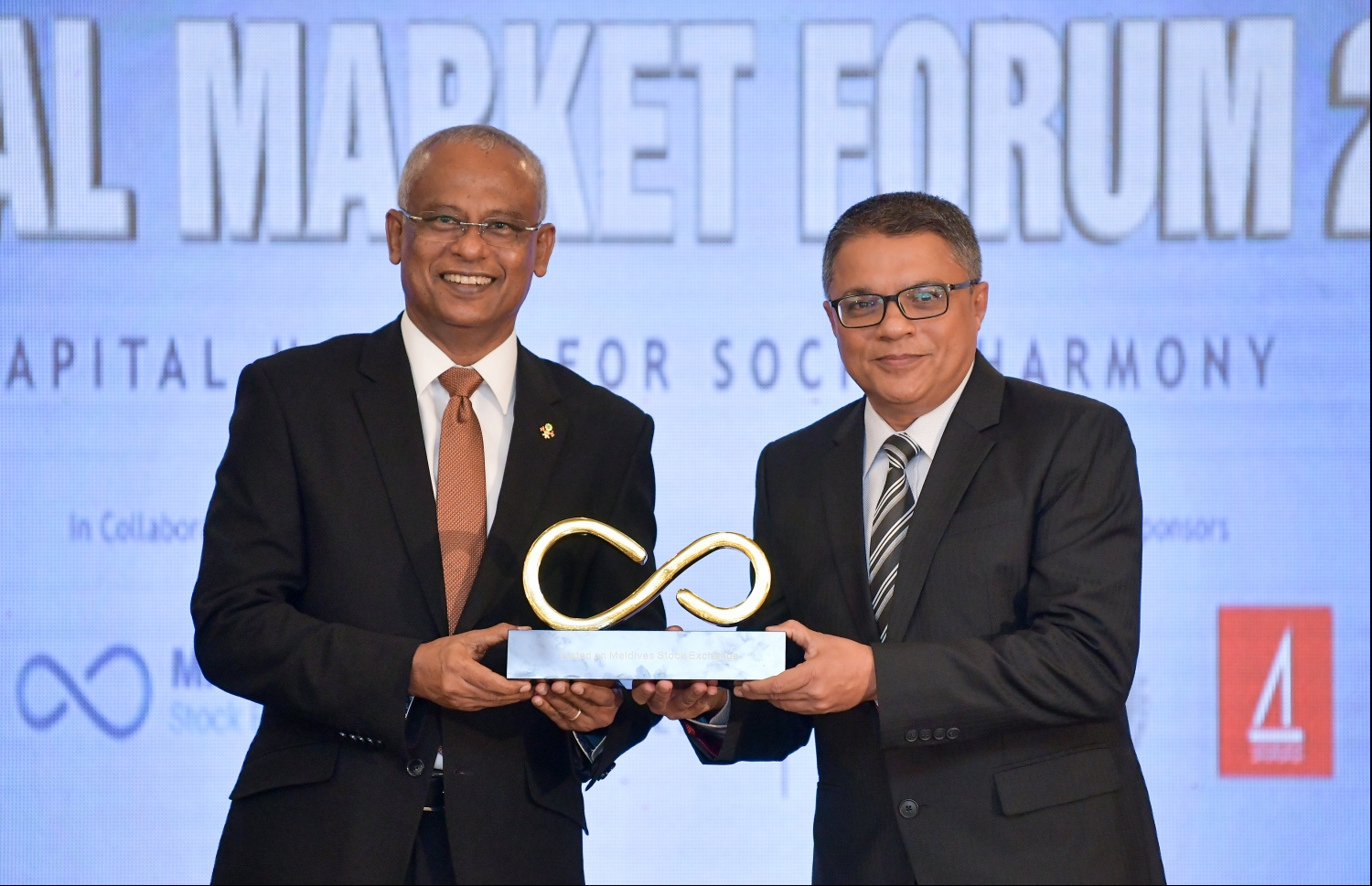 ކުރުނބާ މޯލްޑިވްސް ރިސޯޓް: އޮކްޓޯބަރު 31، 2019: ކެޕިޓަލް މާކެޓް ޑެވެލޮޕްމަންޓް އޮތޮރިޓީ (ސީއެމްޑީއޭ) އާއި މޯލްޑިވްސް ސްޓޮކް އެކްސްޗޭންޖް ގުޅިގެން ބޭއްވި "ކެޕިޓަލް މާކެޓް ފޯރަމް 2019"ގައި ކެޕިޓަލް މާކެޓްގައި ހިއްސާވާ ފަރާތްތަކުގެ އަގުވަޒަންކުރުމުގެ ގޮތުން ދޭ އެވޯޑު، ރައީސް އިބްރާހިމް މުހައްމަދު ސޯލިހް ހަވާލުކުރައްވަނީ..--- ފޮޓޯ: ހުސައިން ވަހީދު /މިހާރު