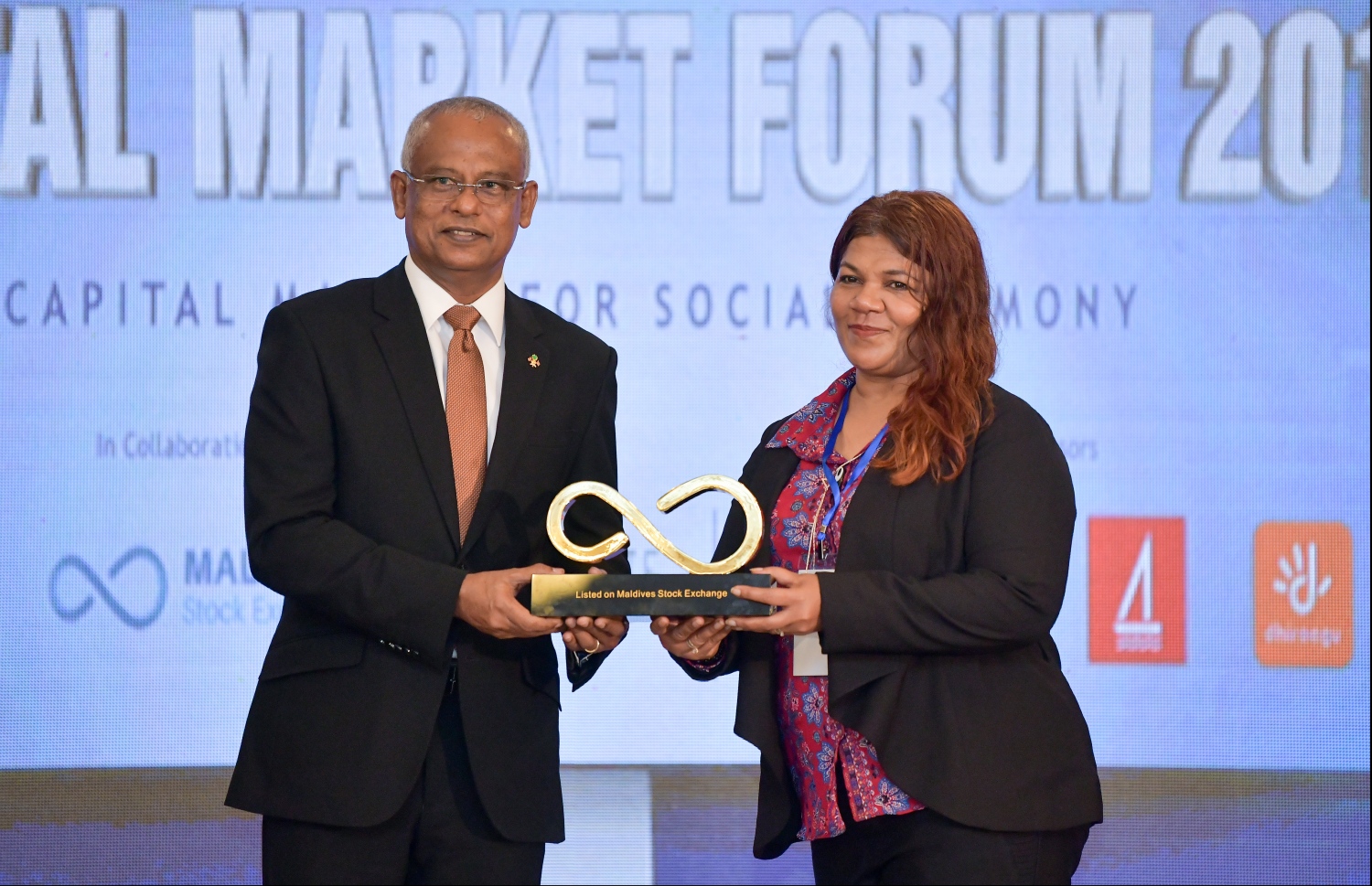 ކުރުނބާ މޯލްޑިވްސް ރިސޯޓް: އޮކްޓޯބަރު 31، 2019: ކެޕިޓަލް މާކެޓް ޑެވެލޮޕްމަންޓް އޮތޮރިޓީ (ސީއެމްޑީއޭ) އާއި މޯލްޑިވްސް ސްޓޮކް އެކްސްޗޭންޖް ގުޅިގެން ބޭއްވި "ކެޕިޓަލް މާކެޓް ފޯރަމް 2019"ގައި ކެޕިޓަލް މާކެޓްގައި ހިއްސާވާ ފަރާތްތަކުގެ އަގުވަޒަންކުރުމުގެ ގޮތުން ދޭ އެވޯޑު، ރައީސް އިބްރާހިމް މުހައްމަދު ސޯލިހް ހަވާލުކުރައްވަނީ..--- ފޮޓޯ: ހުސައިން ވަހީދު /މިހާރު