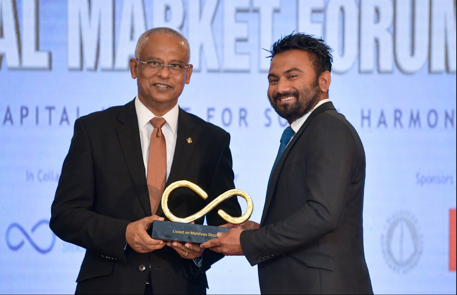 ކުރުނބާ މޯލްޑިވްސް ރިސޯޓް: އޮކްޓޯބަރު 31، 2019: ކެޕިޓަލް މާކެޓް ޑެވެލޮޕްމަންޓް އޮތޮރިޓީ (ސީއެމްޑީއޭ) އާއި މޯލްޑިވްސް ސްޓޮކް އެކްސްޗޭންޖް ގުޅިގެން ބޭއްވި "ކެޕިޓަލް މާކެޓް ފޯރަމް 2019"ގައި ކެޕިޓަލް މާކެޓްގައި ހިއްސާވާ ފަރާތްތަކުގެ އަގުވަޒަންކުރުމުގެ ގޮތުން ދޭ އެވޯޑު، ރައީސް އިބްރާހިމް މުހައްމަދު ސޯލިހް ހަވާލުކުރައްވަނީ..--- ފޮޓޯ: ހުސައިން ވަހީދު /މިހާރު