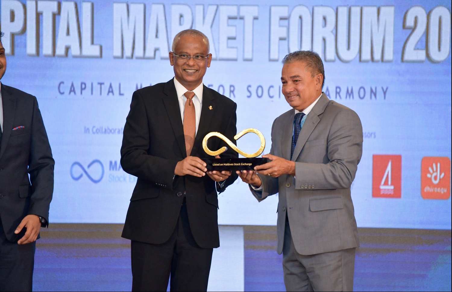 ކެޕިޓަލް މާކެޓުގައި އަދާ ކުރާ ދައުރުގެ އަގުވަޒަން ކުރުމުގެ ގޮތުން އެމްޓީސީސީ އަށް އެވޯޑު ދެނީ. -- ފޮޓޯ: ހުސައިން ވަހީދު/މިހާރު