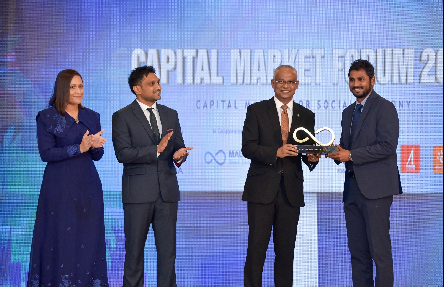 ކުރުނބާ މޯލްޑިވްސް ރިސޯޓް: އޮކްޓޯބަރު 31، 2019: ކެޕިޓަލް މާކެޓް ޑެވެލޮޕްމަންޓް އޮތޮރިޓީ (ސީއެމްޑީއޭ) އާއި މޯލްޑިވްސް ސްޓޮކް އެކްސްޗޭންޖް ގުޅިގެން ބޭއްވި "ކެޕިޓަލް މާކެޓް ފޯރަމް 2019"ގައި ކެޕިޓަލް މާކެޓްގައި ހިއްސާވާ ފަރާތްތަކުގެ އަގުވަޒަންކުރުމުގެ ގޮތުން ދޭ އެވޯޑު، ރައީސް އިބްރާހިމް މުހައްމަދު ސޯލިހް ހަވާލުކުރައްވަނީ..--- ފޮޓޯ: ހުސައިން ވަހީދު /މިހާރު