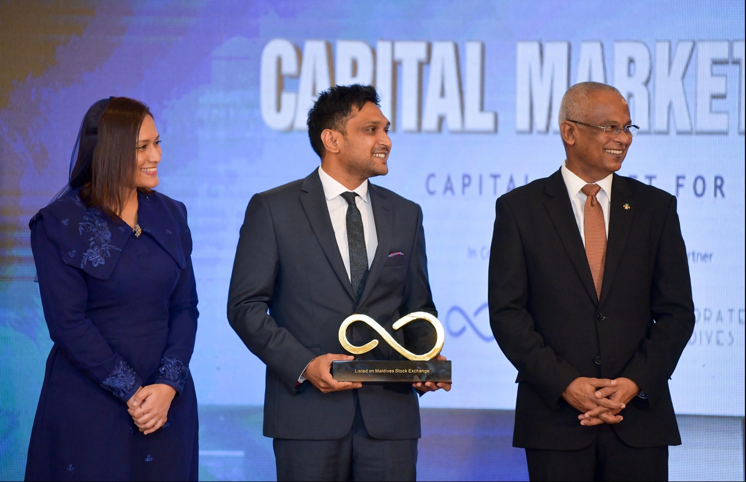 ކުރުނބާ މޯލްޑިވްސް ރިސޯޓް: އޮކްޓޯބަރު 31، 2019: ކެޕިޓަލް މާކެޓް ޑެވެލޮޕްމަންޓް އޮތޮރިޓީ (ސީއެމްޑީއޭ) އާއި މޯލްޑިވްސް ސްޓޮކް އެކްސްޗޭންޖް ގުޅިގެން ބޭއްވި "ކެޕިޓަލް މާކެޓް ފޯރަމް 2019"ގައި ކެޕިޓަލް މާކެޓްގައި ހިއްސާވާ ފަރާތްތަކުގެ އަގުވަޒަންކުރުމުގެ ގޮތުން ދޭ އެވޯޑު ހަވާލުކުރެއްވުމަށް، ރައީސް އިބްރާޙިމް މުހައްމަދު ސޯލިހް އާއިއެކު މޯލްޑިވްސް ސްޓޮކް އެކްސްޗޭންޖުގެ ސީއީއޯ އައުޝަން ލަތީފް އަދި ސީއެމްޑީއޭގެ އެކްޓިން ސީއީއޯ ފާތިމަރު އަބްދުﷲ ކަމާލުއްދީން ސްޓޭޖުގައި މަޑުކުރައްވައިގެން..--- ފޮޓޯ: ހުސައިން ވަހީދު /މިހާރު