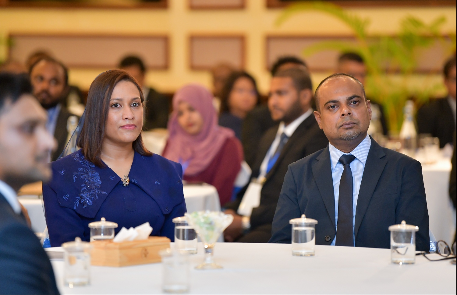 ކުރުނބާ މޯލްޑިވްސް ރިސޯޓް: އޮކްޓޯބަރު 31، 2019: ކެޕިޓަލް މާކެޓް ޑެވެލޮޕްމަންޓް އޮތޮރިޓީ (ސީއެމްޑީއޭ) އާއި މޯލްޑިވްސް ސްޓޮކް އެކްސްޗޭންޖް ގުޅިގެން ބޭއްވި "ކެޕިޓަލް މާކެޓް ފޯރަމް 2019"ގައި ސީއެމްޑީއޭގެ ޗެއާމަން އަހުމަދު މާޒިން އަދި އެކްޓިން ސީއީއޯ ފާތިމަތު އަބްދުﷲ ކަމާލުއްދީން ބައިވެރިވެވަޑައިގަންނަވަނީ..--- ފޮޓޯ: ހުސައިން ވަހީދު /މިހާރު