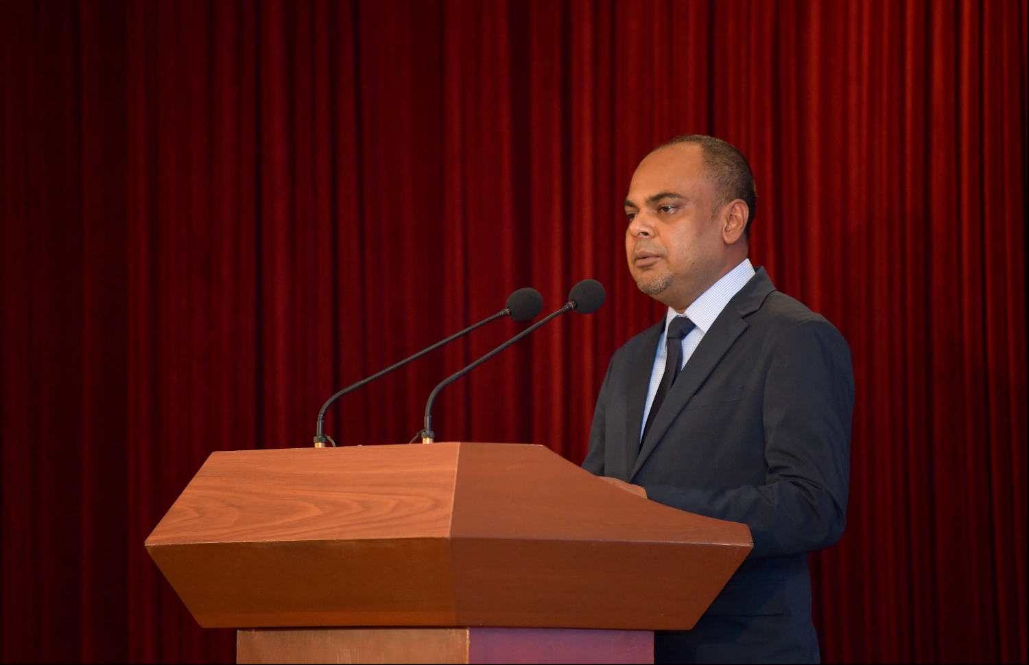 ކުރުނބާ މޯލްޑިވްސް ރިސޯޓް: އޮކްޓޯބަރު 31، 2019: ކެޕިޓަލް މާކެޓް ޑެވެލޮޕްމަންޓް އޮތޮރިޓީ (ސީއެމްޑީއޭ) އާއި މޯލްޑިވްސް ސްޓޮކް އެކްސްޗޭންޖް ގުޅިގެން ބޭއްވި "ކެޕިޓަލް މާކެޓް ފޯރަމް 2019"ގައި ސީއެމްޑީއޭގެ ޗެއާމަން އަހުމަދު މާޒިން ވާހަކަދައްކަވަނީ..--- ފޮޓޯ: ހުސައިން ވަހީދު /މިހާރު