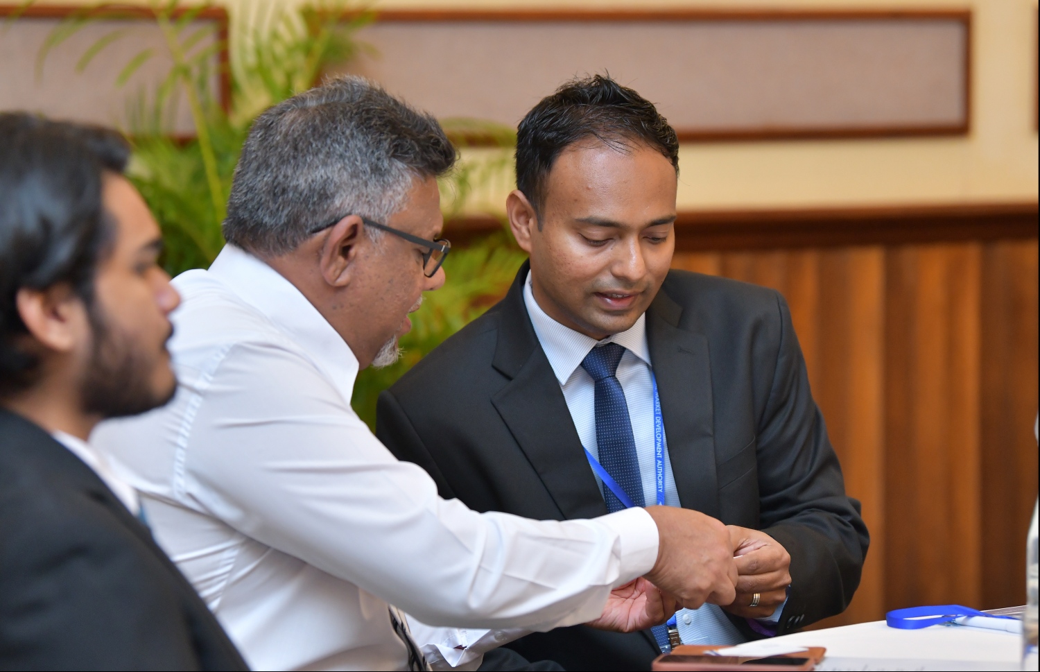 ކުރުނބާ މޯލްޑިވްސް ރިސޯޓް: އޮކްޓޯބަރު 31، 2019: ކެޕިޓަލް މާކެޓް ޑެވެލޮޕްމަންޓް އޮތޮރިޓީ (ސީއެމްޑީއޭ) އާއި މޯލްޑިވްސް ސްޓޮކް އެކްސްޗޭންޖް ގުޅިގެން ބޭއްވި "ކެޕިޓަލް މާކެޓް ފޯރަމް 2019"ގެ ތެރެއިން..--- ފޮޓޯ: ހުސައިން ވަހީދު /މިހާރު