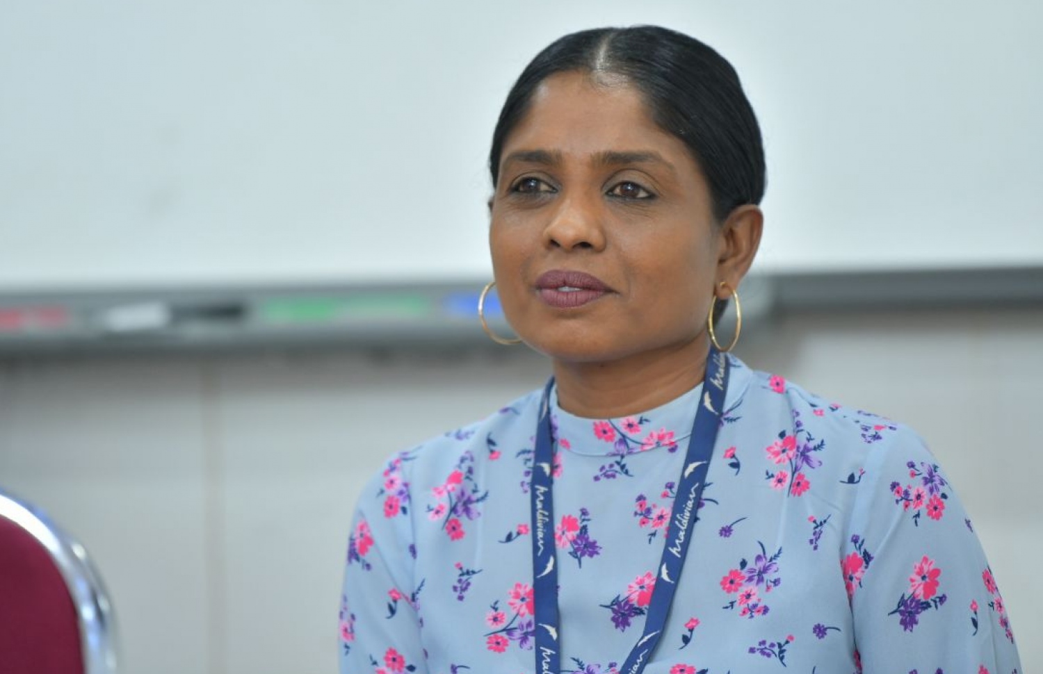 އައިލެންޑް އޭވިއޭޝަންގެ ޑެޕިއުޓީ މެނޭޖިން ޑިރެކްޓަރު އައިޝަތު ޖެނިފާ ޕްރެސްއެއްގައި ނޫސްވެރިންނާ ވާހަކަ ދައްކަވަނީ: އޭނާ ވިދާޅުވީ މިހާރު ފްލައިން ސްކޫލްގެ ދަރިވަރުން އުދުހެން ޖެހޭ ވަގުތާއި ހަރަދު ވެސް ކުޑަވާނެ ކަމަށް -- ފޮޓޯ: މިހާރު