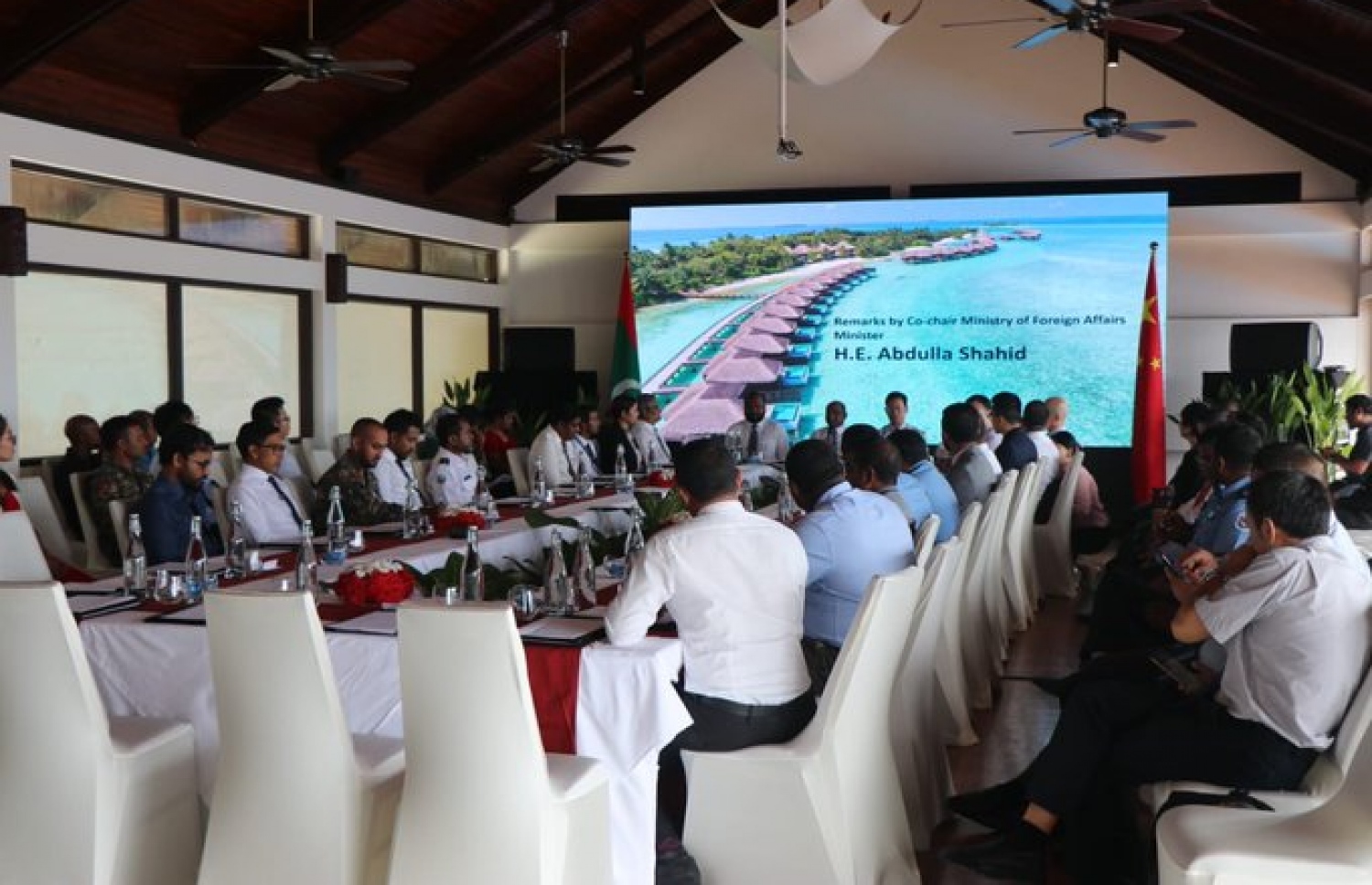 ޗައިނާ ޓޫރިސްޓުންގެ ރައްކާތެރިކަމާ ބެހޭ ބައްދަލުވުން ޝެރެޓަންގައި ކުރިއަށްދަނީ. ފޮޓޯ: ފޮރިން މިނިސްޓްރީ