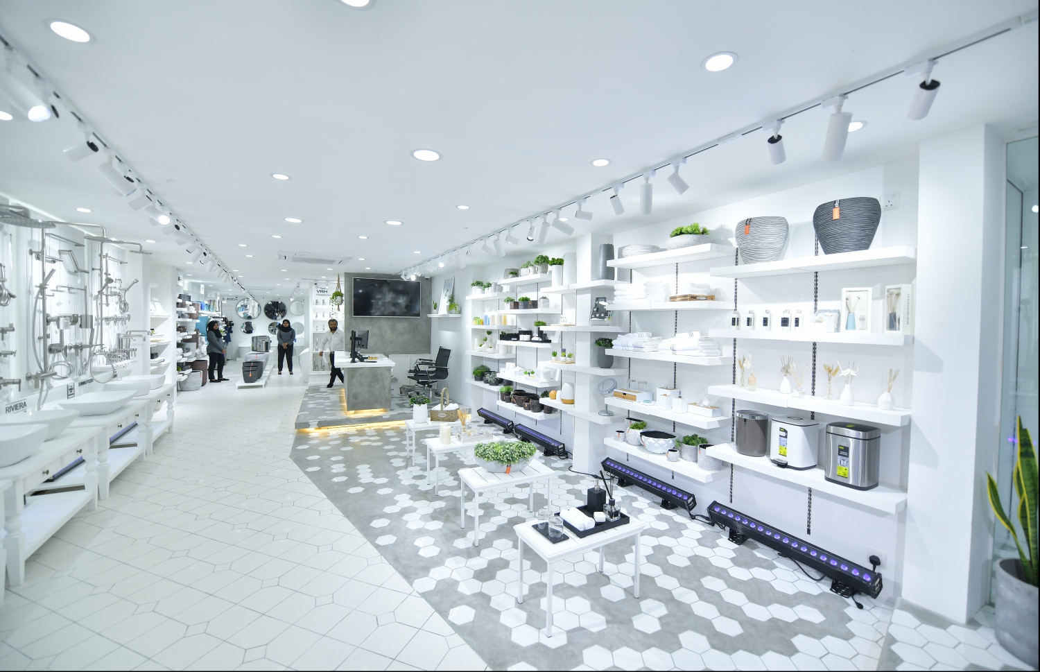 ބްލަންކް ހުޅުމާލެ ޝޯރޫމްގެ އެތެރެ--ފޮޓޯ:ހުސައިން ވަހީދު/މިހާރު