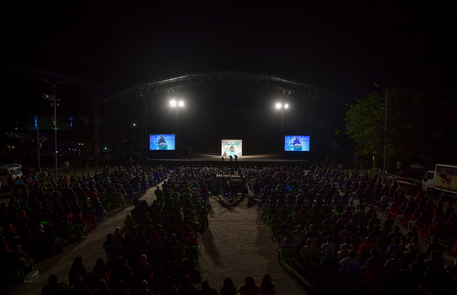 މާލެ: ނޮވެމްބަރު 1، 2019- އެތައް ބައެއްގެ މަގުބޫލުކަން ހޯއްދަވާފައިވާ، ދީނީ އިލްމުވެރިޔާ ޝައިހް އިލްޔާސް ހުސައިންގެ ދަރުސް އަޑުއެހުމަށް ކާނިވާ ސަރަހައްދަށް މިރޭ ޖަމާވި މީހުން: އޭނާގެ ދަރުސް ބިނާކުރެއްވީ ކީރިތި ރަސޫލާ މުހައްމަދު ރަސޫލުﷲ ސައްލަﷲ އަލައިހި ވަސައްލަމަށް ކަމޭ ހިތުމާއި އެކަލޭގެފާނުގެ މާތްކަމާ ބެހޭ ގޮތުން.---ފޮޓޯ: ނިޝާން އަލީ/މިހާރު