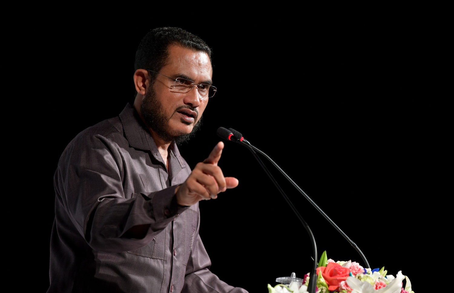 މާލެ: ނޮވެމްބަރު 1، 2019- އެތައް ބައެއްގެ މަގުބޫލުކަން ހޯއްދަވާފައިވާ، ދީނީ އިލްމުވެރިޔާ ޝައިހް އިލްޔާސް ހުސައިން މިރޭ ދީނީ ނަސޭހަތް ދެއްވަނީ: ދުވަސްތަކެއްގެ މެދުކެނޑުމަކަށް ފަހު، ޝައިހް އިލްޔާސް މާލޭގައި ބޭއްވި މި ދަރުސް އަޑުއެހުމަށް ގިނަ ބަޔަކު ކާނިވާ ސަރަހައްދަށް ޖަމާވި.---ފޮޓޯ: ނިޝާން އަލީ/މިހާރު