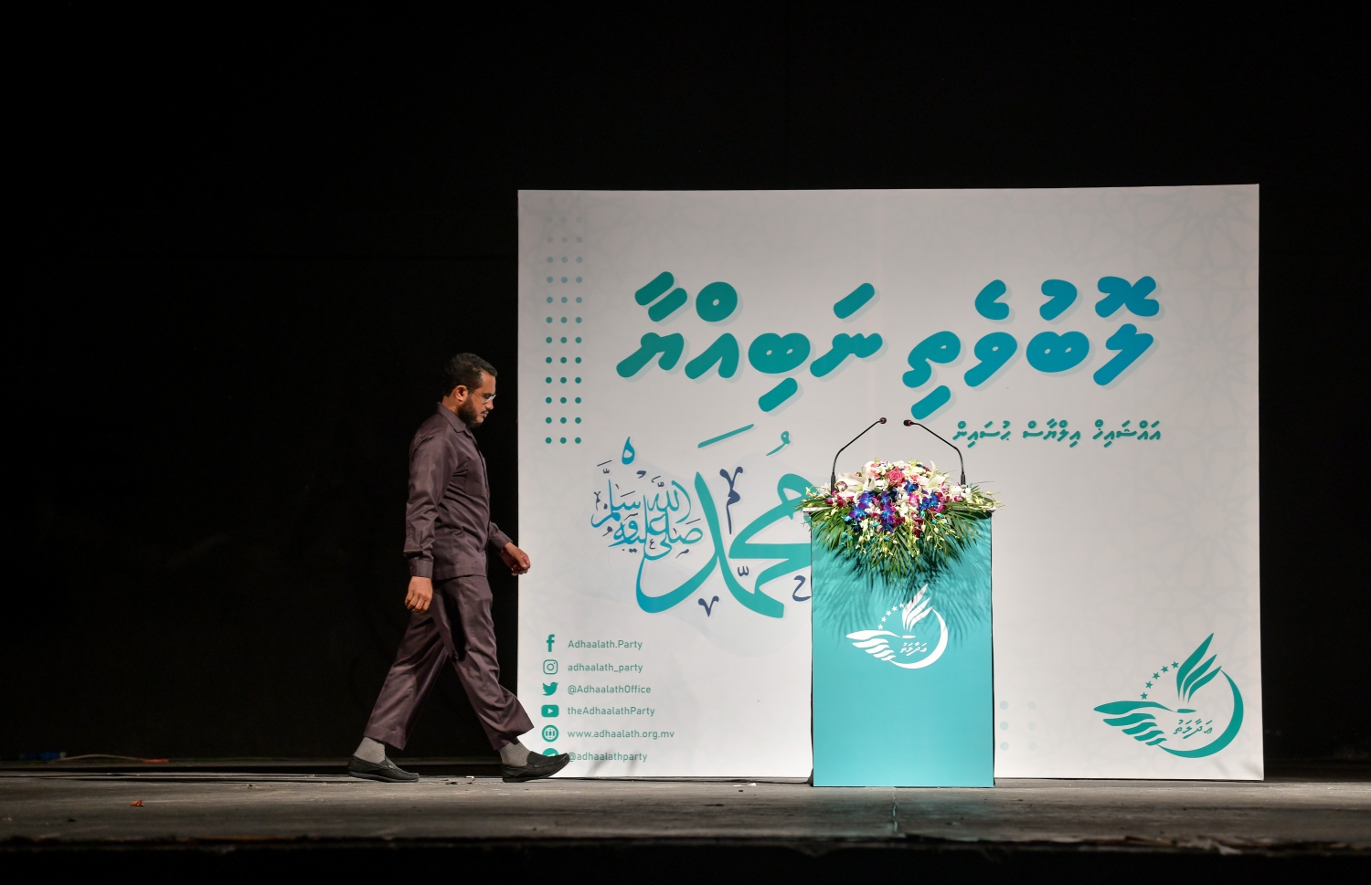 މާލެ: ނޮވެމްބަރު 1، 2019- އެތައް ބައެއްގެ މަގުބޫލުކަން ހޯއްދަވާފައިވާ، ދީނީ އިލްމުވެރިޔާ ޝައިހް އިލްޔާސް ހުސައިން ދަރުސް ދެއްވުމަށް މިރޭ ޕޯޑިއަމަށް ވަޑައިގަންނަވަނީ: އޭނާގެ ދަރުސް ބިނާކުރެއްވީ ކީރިތި ރަސޫލާ މުހައްމަދު ރަސޫލުﷲ ސައްލަﷲ އަލައިހި ވަސައްލަމަށް ކަމޭ ހިތުމާއި އެކަލޭގެފާނުގެ މާތްކަމާ ބެހޭ ގޮތުން.---ފޮޓޯ: ނިޝާން އަލީ/މިހާރު