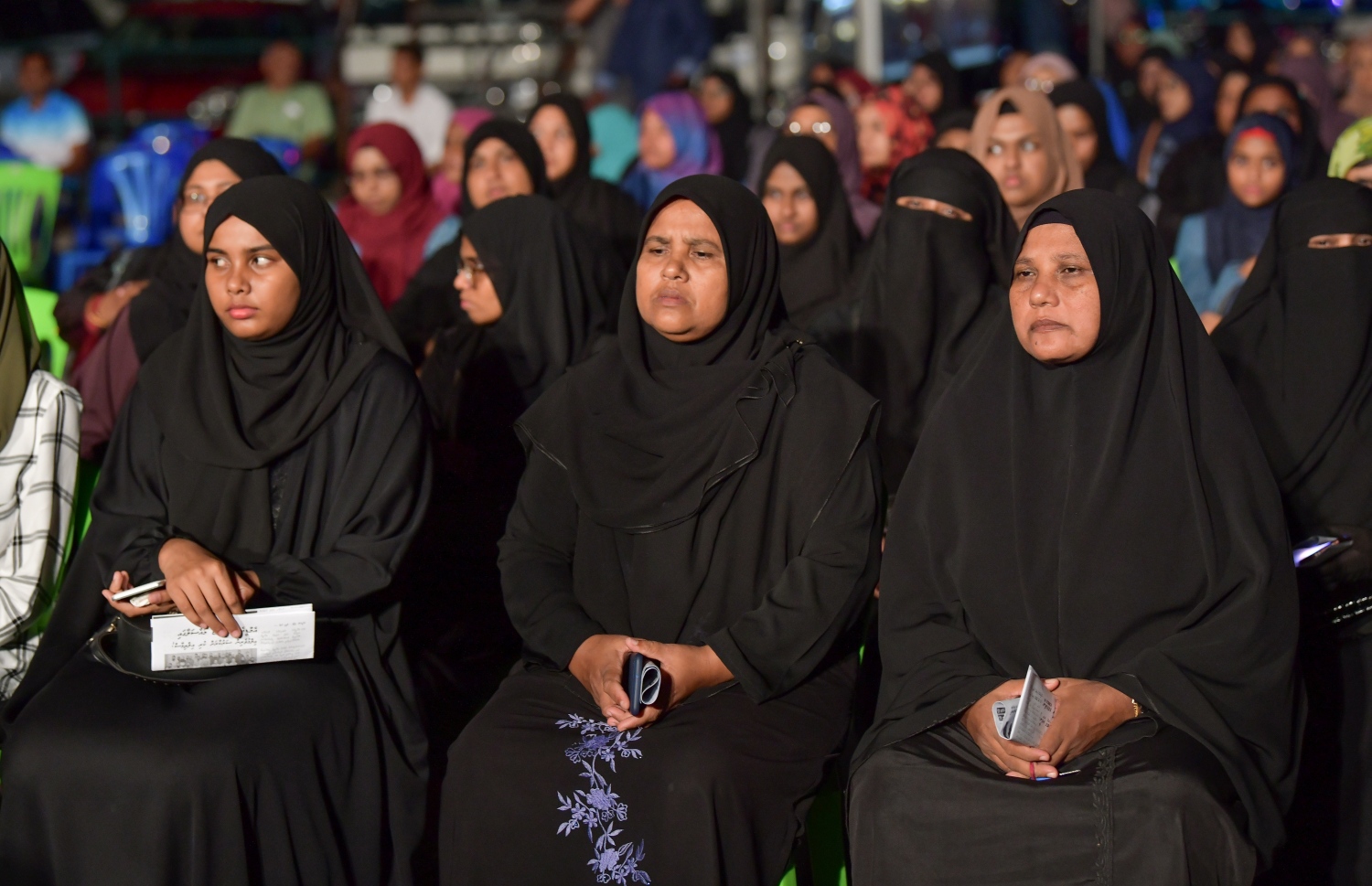 މާލެ: ނޮވެމްބަރު 1، 2019- އެތައް ބައެއްގެ މަގުބޫލުކަން ހޯއްދަވާފައިވާ، ދީނީ އިލްމުވެރިޔާ ޝައިހް އިލްޔާސް ހުސައިންގެ ދަރުސް އަޑުއެހުމަށް ކާނިވާ ސަރަހައްދަށް މިރޭ ޖަމާވި ބައެއް އަންހެނުން: އޭނާގެ ދަރުސް ބިނާކުރެއްވީ ކީރިތި ރަސޫލާ މުހައްމަދު ރަސޫލުﷲ ސައްލަﷲ އަލައިހި ވަސައްލަމަށް ކަމޭ ހިތުމާއި އެކަލޭގެފާނުގެ މާތްކަމާ ބެހޭ ގޮތުން.---ފޮޓޯ: ނިޝާން އަލީ/މިހާރު