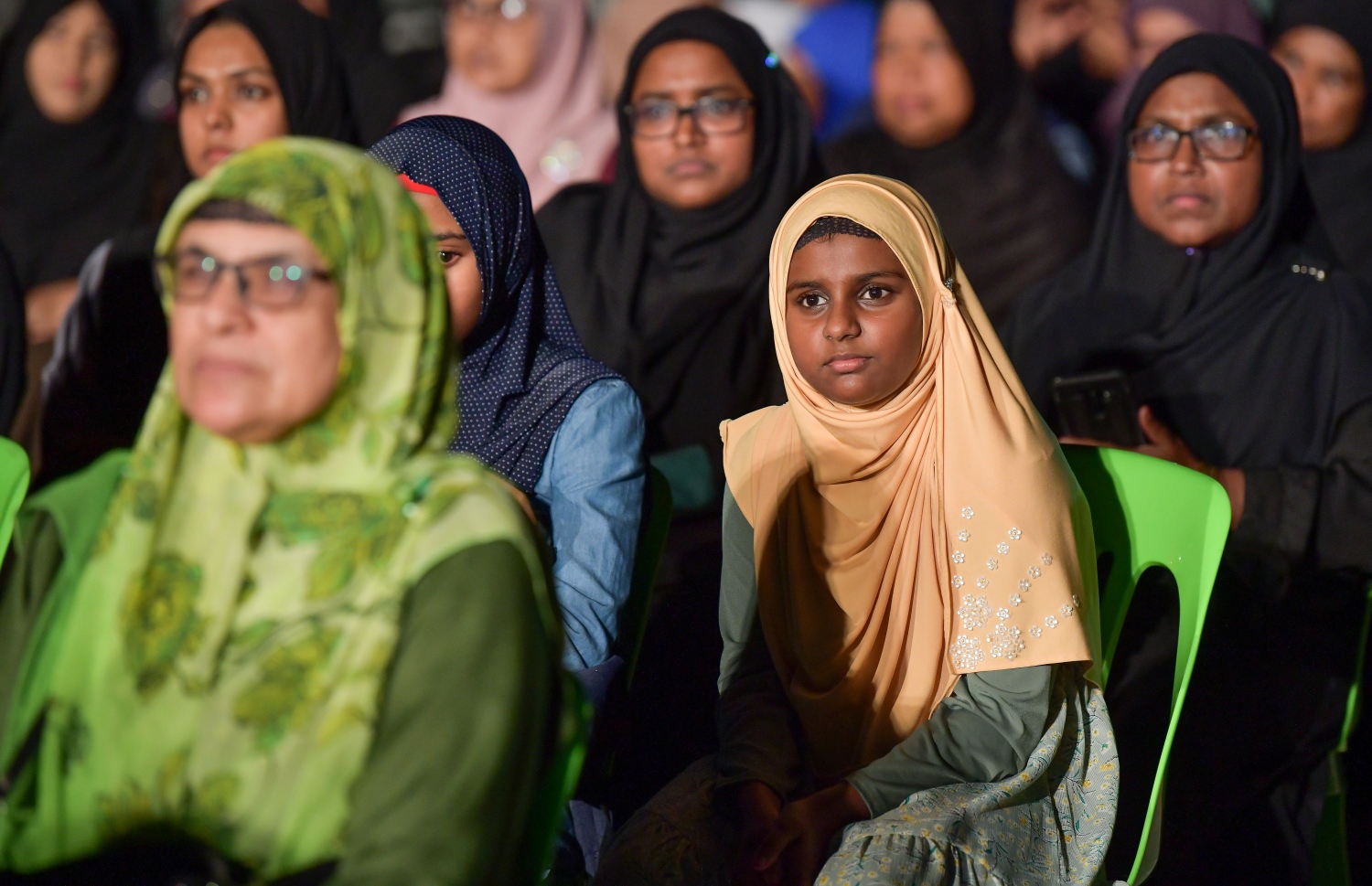 މާލެ: ނޮވެމްބަރު 1، 2019- އެތައް ބައެއްގެ މަގުބޫލުކަން ހޯއްދަވާފައިވާ، ދީނީ އިލްމުވެރިޔާ ޝައިހް އިލްޔާސް ހުސައިންގެ ދަރުސް އަޑުއެހުމަށް ކާނިވާ ސަރަހައްދަށް މިރޭ ޖަމާވި ބައެއް އަންހެނުންނާއި ކުޑަކުދިން: އޭނާގެ ދަރުސް ބިނާކުރެއްވީ ކީރިތި ރަސޫލާ މުހައްމަދު ރަސޫލުﷲ ސައްލަﷲ އަލައިހި ވަސައްލަމަށް ކަމޭ ހިތުމާއި އެކަލޭގެފާނުގެ މާތްކަމާ ބެހޭ ގޮތުން.---ފޮޓޯ: ނިޝާން އަލީ/މިހާރު