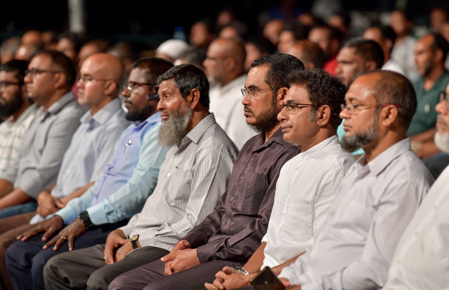 މާލެ: ނޮވެމްބަރު 1، 2019- މަޝްހޫރު ދީނީ އިލްމުވެރިޔާ ޝައިހް އިލްޔާސް މިރޭގެ ދަރުސް ދެއްވުމުގެ ކުރިން، އެ ދަރުސް އަޑުއަހަން ދިޔަ ބައެއް މީހުންނާ އެކު އިށީނދެވަޑައިގެން: އޭނާގެ ދަރުސް ބިނާކުރެއްވީ ކީރިތި ރަސޫލާ މުހައްމަދު ރަސޫލުﷲ ސައްލަﷲ އަލައިހި ވަސައްލަމަށް ކަމޭ ހިތުމާއި އެކަލޭގެފާނުގެ މާތްކަމާ ބެހޭ ގޮތުން.---ފޮޓޯ: ނިޝާން އަލީ/މިހާރު