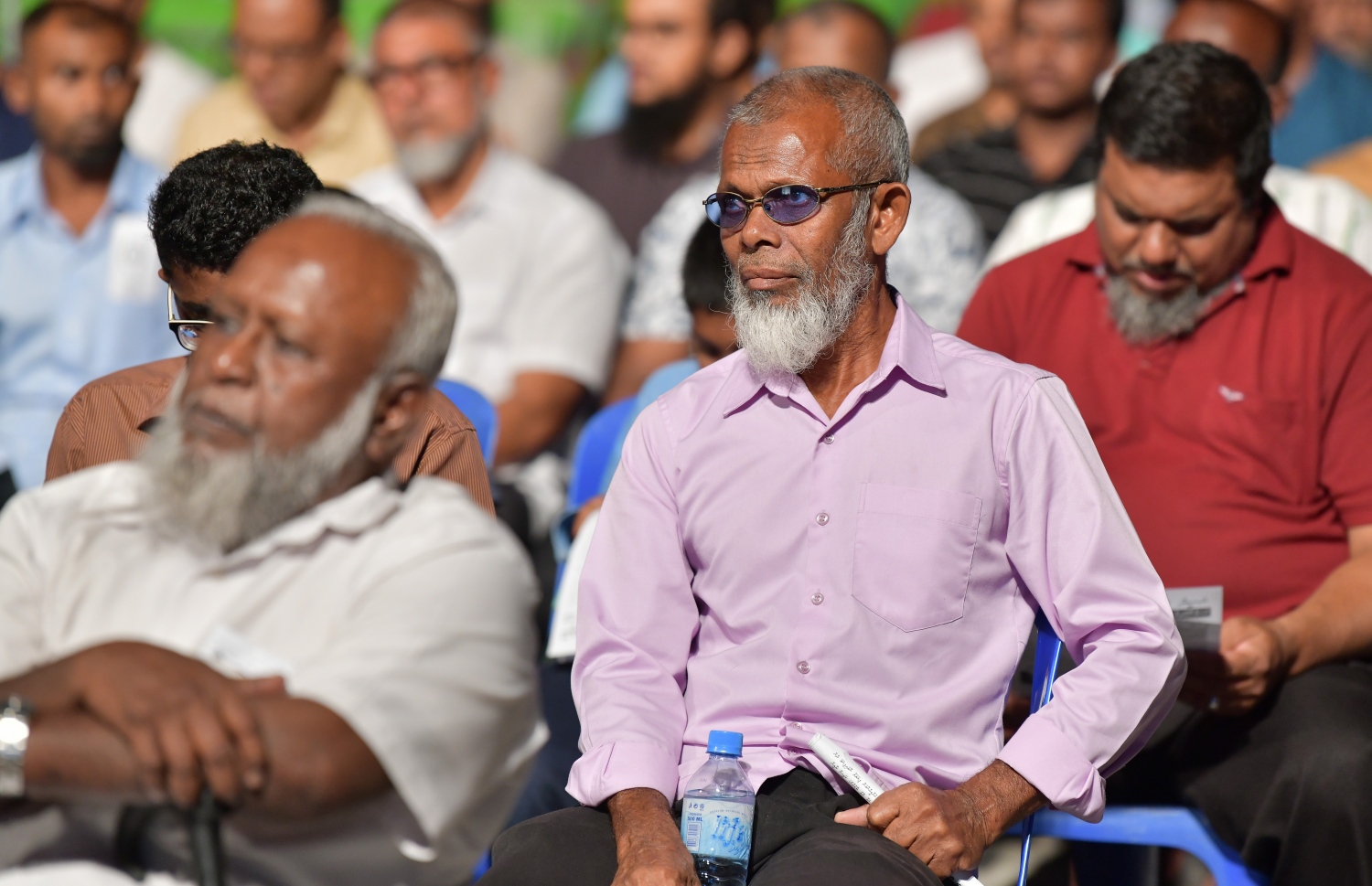 މާލެ: ނޮވެމްބަރު 1، 2019- އެތައް ބައެއްގެ މަގުބޫލުކަން ހޯއްދަވާފައިވާ، ދީނީ އިލްމުވެރިޔާ ޝައިހް އިލްޔާސް ހުސައިންގެ ދަރުސް އަޑުއެހުމަށް ކާނިވާ ސަރަހައްދަށް މިރޭ ޖަމާވި ބައެއް މީހުން: އޭނާގެ ދަރުސް ބިނާކުރެއްވީ ކީރިތި ރަސޫލާ މުހައްމަދު ރަސޫލުﷲ ސައްލަﷲ އަލައިހި ވަސައްލަމަށް ކަމޭ ހިތުމާއި އެކަލޭގެފާނުގެ މާތްކަމާ ބެހޭ ގޮތުން.---ފޮޓޯ: ނިޝާން އަލީ/މިހާރު