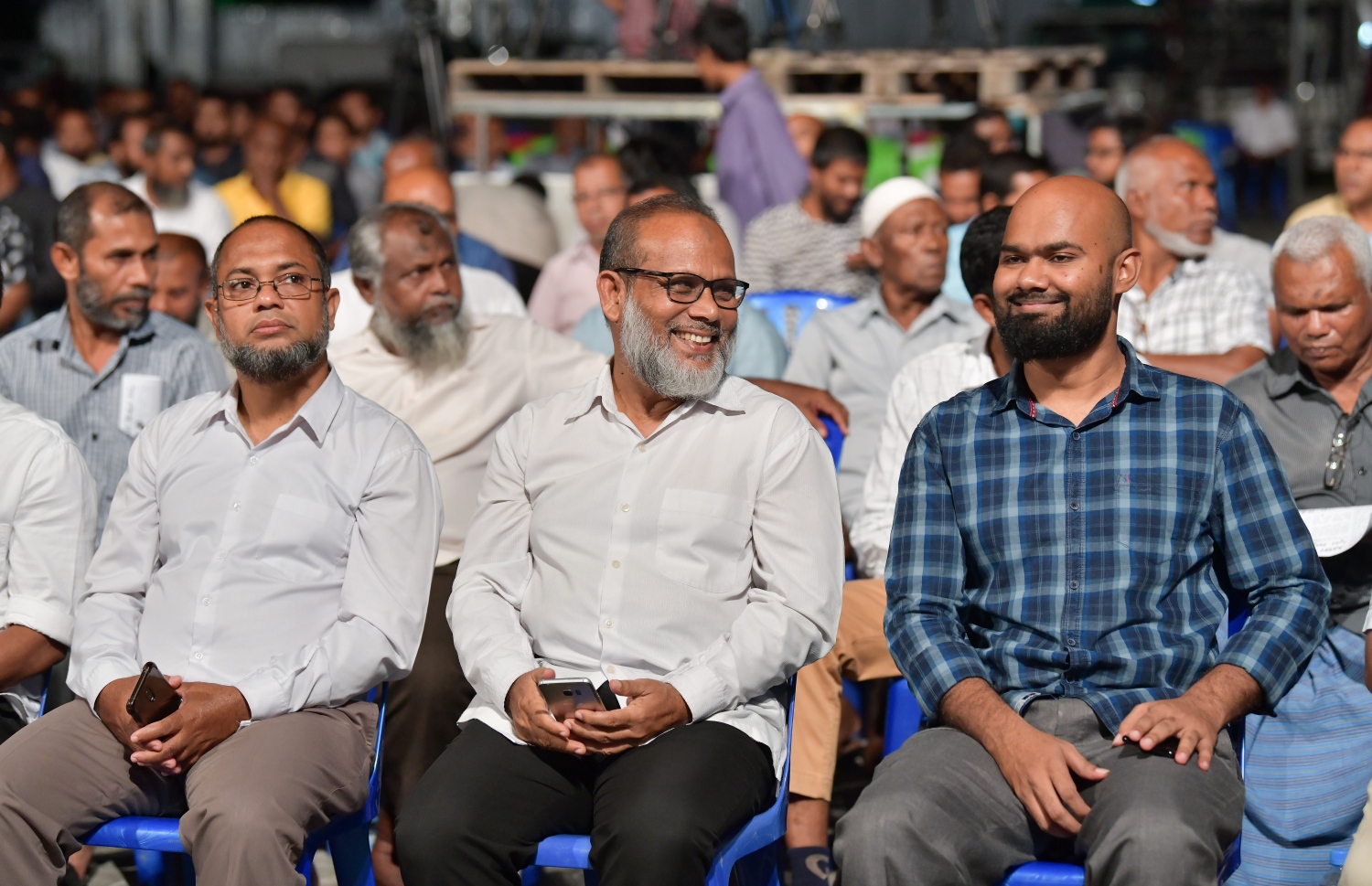މާލެ: ނޮވެމްބަރު 1، 2019- މަޝްހޫރު ދީނީ އިލްމުވެރިޔާ ޝައިހް އިލްޔާސް ހުސައިންގެ ދަރުސް އަޑުއައްސަވަން ވަޑައިގެންނެވި، އަދާލަތު ޕާޓީގެ އިސް ބައެއް ބޭފުޅުން: އެ ޕާޓީގެ އިލްމުވެރިންގެ ރައީސްގެ މަގާމުގައި ވެސް ހުންނެވި އިލްޔާސްގެ ދަރުސް ބިނާކުރެއްވީ ކީރިތި ރަސޫލާ މުހައްމަދު ރަސޫލުﷲ ސައްލަﷲ އަލައިހި ވަސައްލަމަށް ކަމޭ ހިތުމާއި އެކަލޭގެފާނުގެ މާތްކަމާ ބެހޭ ގޮތުން.---ފޮޓޯ: ނިޝާން އަލީ/މިހާރު