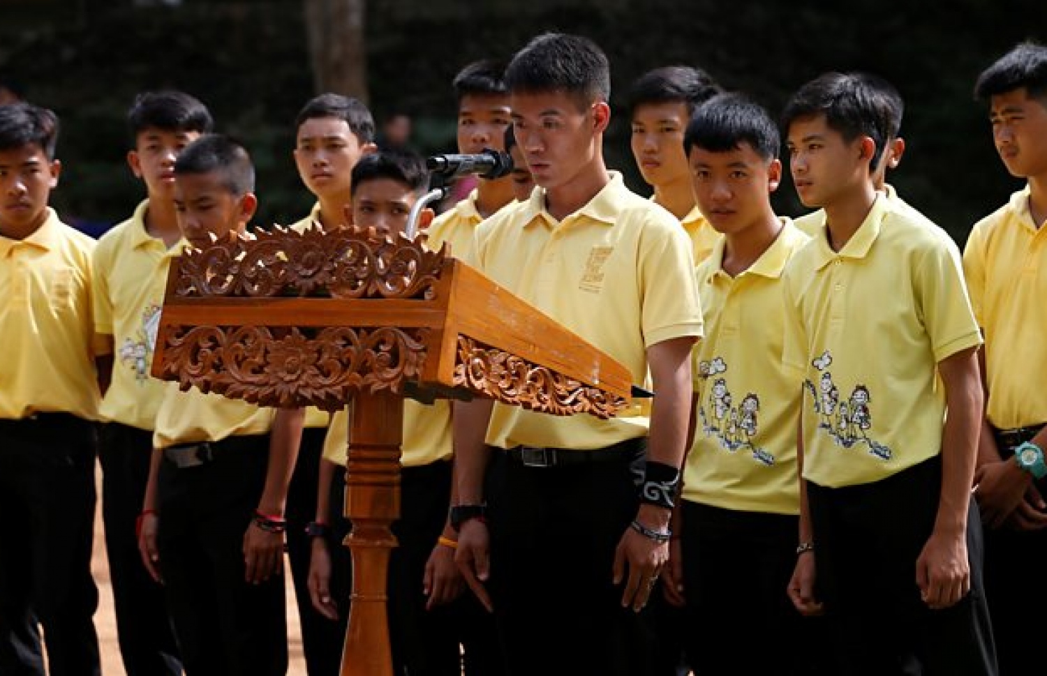 ތައިލެންޑުގެ ތަމް ލުއާން ހޮހަޅަ ޓޫރިސްޓުންނަށް ހުޅުވާލުމުގެ ރަސްމިއްޔާތުގައި އެ ހޮހަޅައިން ސަލާމަތް ކުރި 12 ކުދިންނާއި ކޯޗު ބައިވެރި ވަނީ. --ފޮޓޯ: ޗިއަން ރައި ޕަބްލިކް ރިލޭޝަންސް އޮފީސް