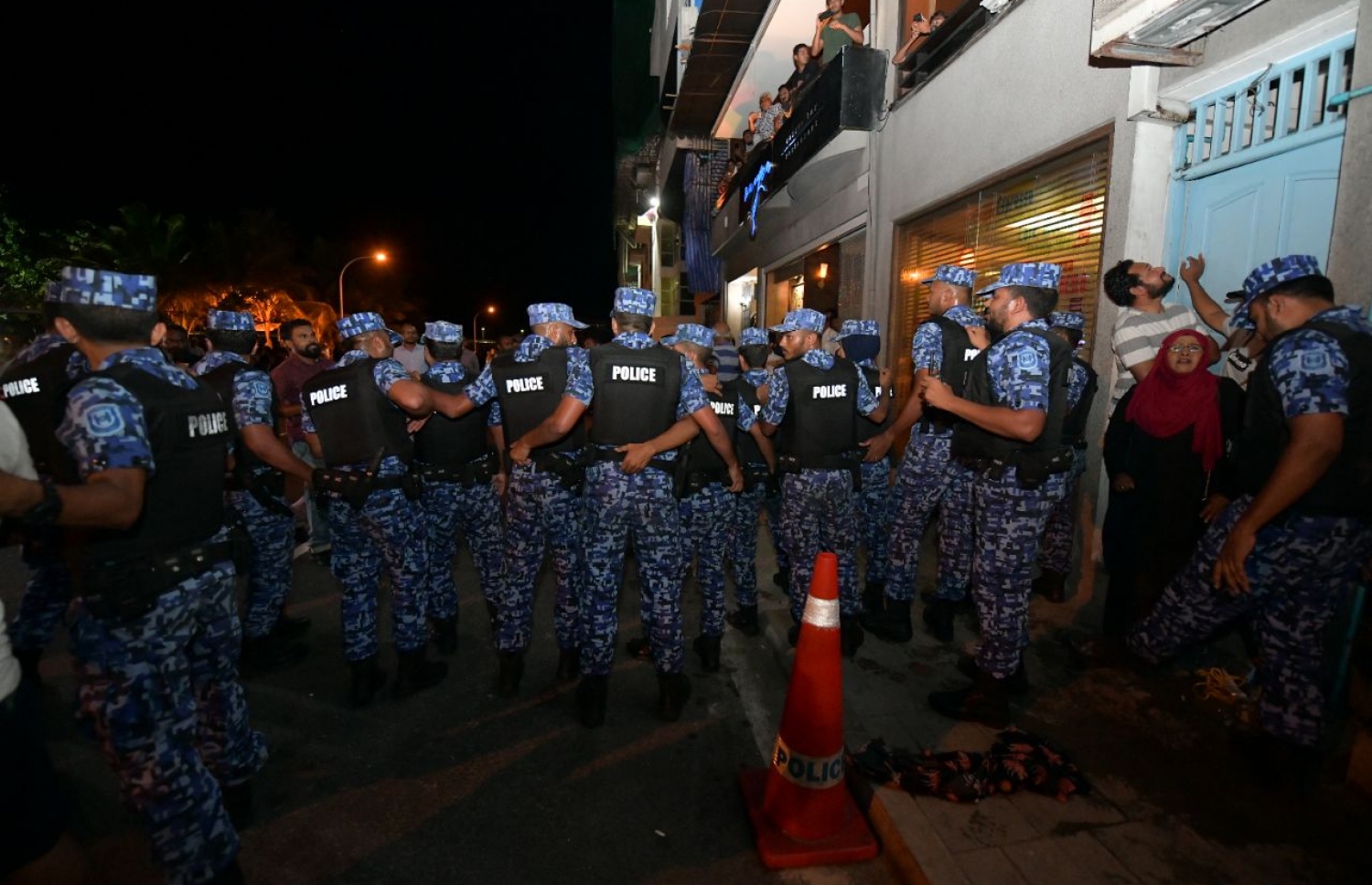 ޕީޕީއެމުން އެ ޕާޓީގެ އޮފީސް ކުރިމަތީ ބޭއްވި އެއްވުން ކޮންޓްރޯލް ކުރަން ފުލުހުން މަސައްކަތްކުރަނީ. -- ފޮޓޯ: ހުސެން ވަހީދު / މިހާރު