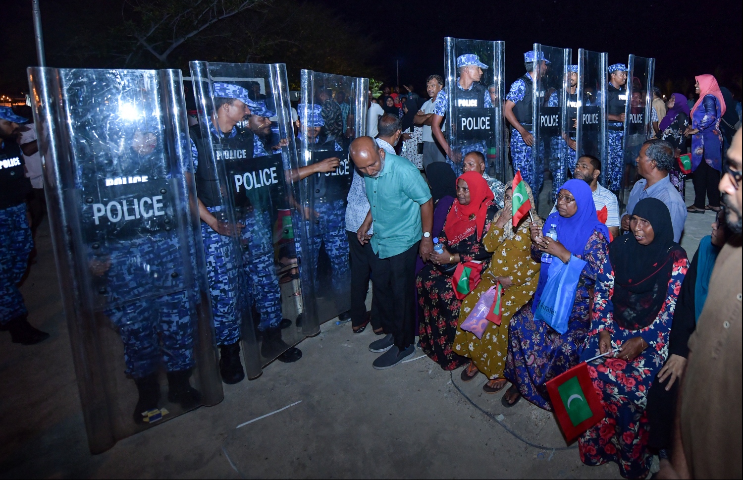 މާލެ: ނޮވެމްބަރު 2، 2019- ނަސްރުގެ ދުވަސް ފާހަގަކުރުމުގެގޮތުން "ބަޑި ބުރާސްފަތި"ގެ ނަމުގައި އިދިކޮޅު ޕާޓީތަކުން އިންތިޒާމުކޮށްގެން ޕީޕީއެމް އޮފީސް ހުންނަ ސަރަހައްދުގައި ބޭއްވި އެއްވުމަށް ފުލުހުން ހުރަސްއަޅަނީ.---ފޮޓޯ: ހުސައިން ވަހީދު/މިހާރު