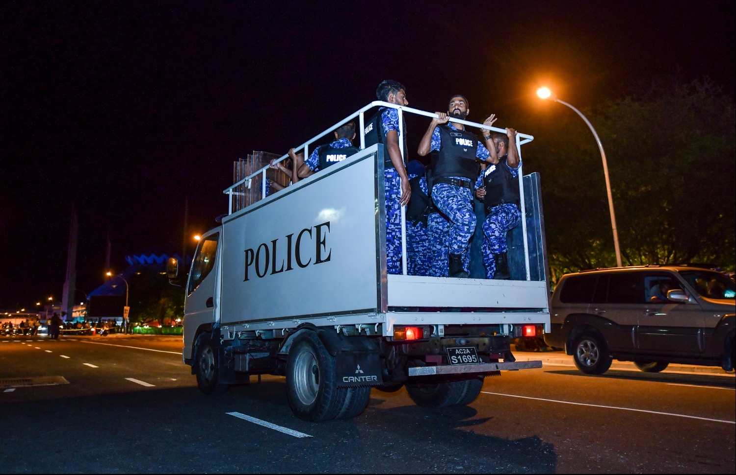 މާލެ: ނޮވެމްބަރު 2، 2019- ނަސްރުގެ ދުވަސް ފާހަގަކުރުމުގެގޮތުން "ބަޑި ބުރާސްފަތި"ގެ ނަމުގައި އިދިކޮޅު ޕާޓީތަކުން އިންތިޒާމުކޮށްގެން ޕީޕީއެމް އޮފީސް ހުންނަ ސަރަހައްދުގައި ބޭއްވި އެއްވުން ކުރިއަށްދިޔަ ވަގުތު ފުލުހުންތަކެއް ވެހިކަލެއްގައި ހަރަކާތްތެރިވަނީ.---ފޮޓޯ: ހުސައިން ވަހީދު/މިހާރު