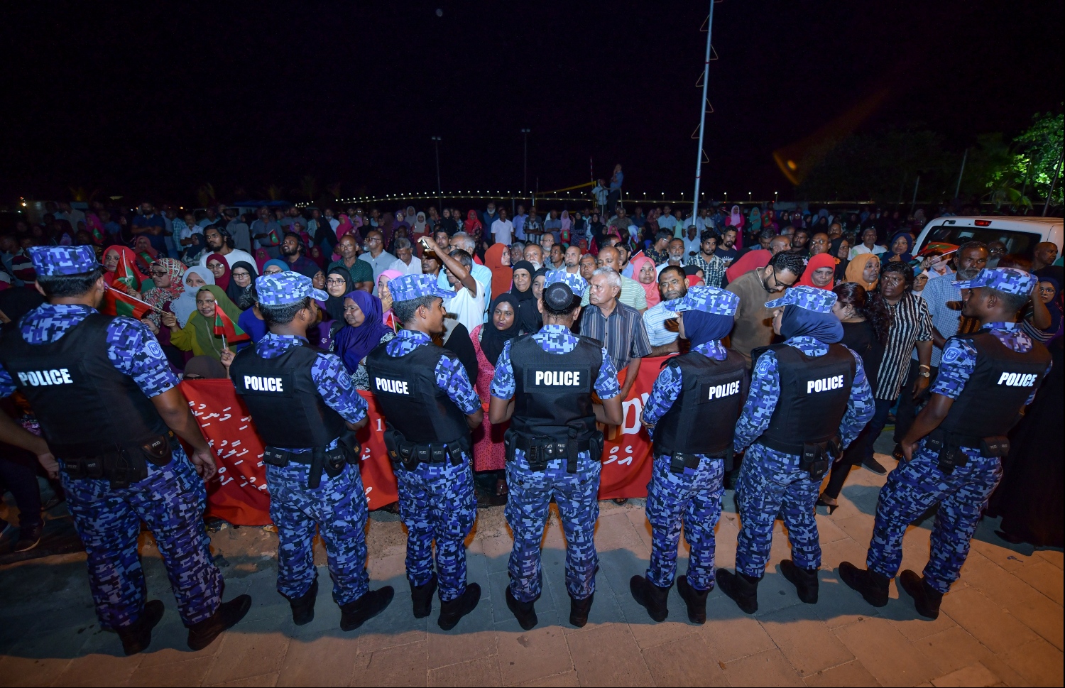 މާލެ: ނޮވެމްބަރު 2، 2019- ނަސްރުގެ ދުވަސް ފާހަގަކުރުމުގެގޮތުން "ބަޑި ބުރާސްފަތި"ގެ ނަމުގައި އިދިކޮޅު ޕާޓީތަކުން އިންތިޒާމުކޮށްގެން ޕީޕީއެމް އޮފީސް ހުންނަ ސަރަހައްދުގައި ބޭއްވި އެއްވުމަށް ފުލުހުން ހުރަސްއަޅަނީ.---ފޮޓޯ: ހުސައިން ވަހީދު/މިހާރު