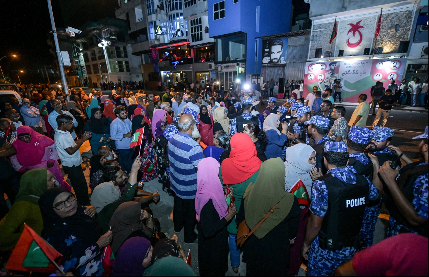 މާލެ: ނޮވެމްބަރު 2، 2019- ނަސްރުގެ ދުވަސް ފާހަގަކުރުމުގެގޮތުން "ބަޑި ބުރާސްފަތި"ގެ ނަމުގައި އިދިކޮޅު ޕާޓީތަކުން އިންތިޒާމުކޮށްގެން ޕީޕީއެމް އޮފީސް ހުންނަ ސަރަހައްދުގައި ބޭއްވި އެއްވުމަށް ފުލުހުން ހުރަސްއަޅަނީ.---ފޮޓޯ: ހުސައިން ވަހީދު/މިހާރު