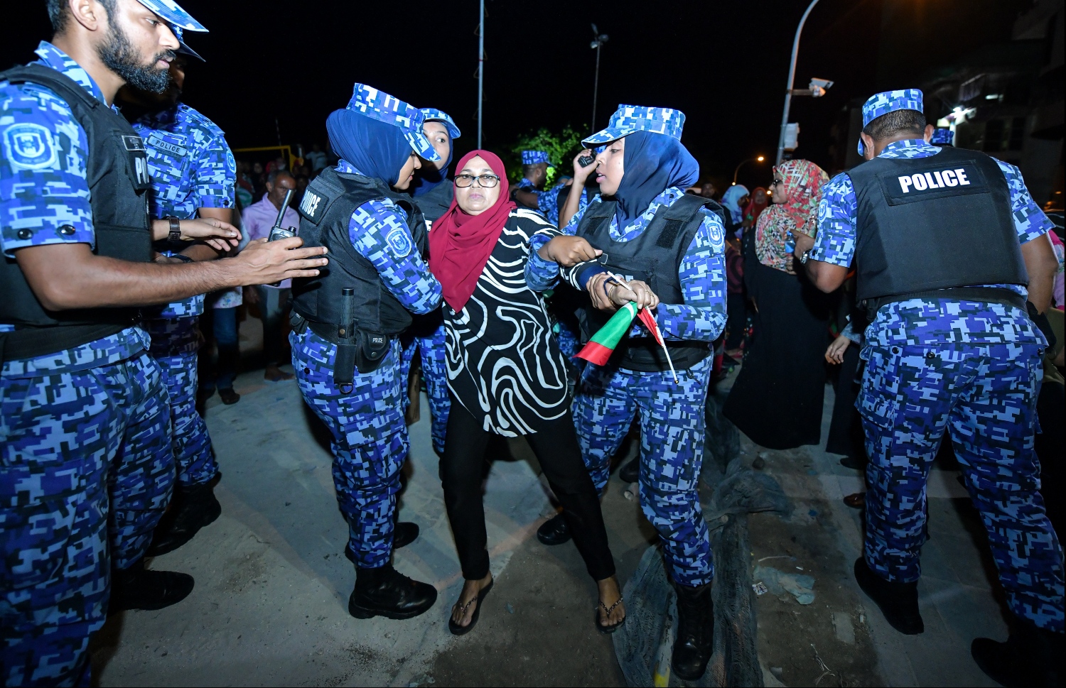 މާލެ: ނޮވެމްބަރު 2، 2019- ނަސްރުގެ ދުވަސް ފާހަގަކުރުމުގެގޮތުން "ބަޑި ބުރާސްފަތި"ގެ ނަމުގައި އިދިކޮޅު ޕާޓީތަކުން އިންތިޒާމުކޮށްގެން ޕީޕީއެމް އޮފީސް ހުންނަ ސަރަހައްދުގައި ބޭއްވި އެއްވުމުގެ ތެރެއިން ދެފުލުހަކު، އެއްވުމުގެ ބައިވެރިއެއް ހައްޔަރުކުރަނީ.---ފޮޓޯ: ހުސައިން ވަހީދު/މިހާރު